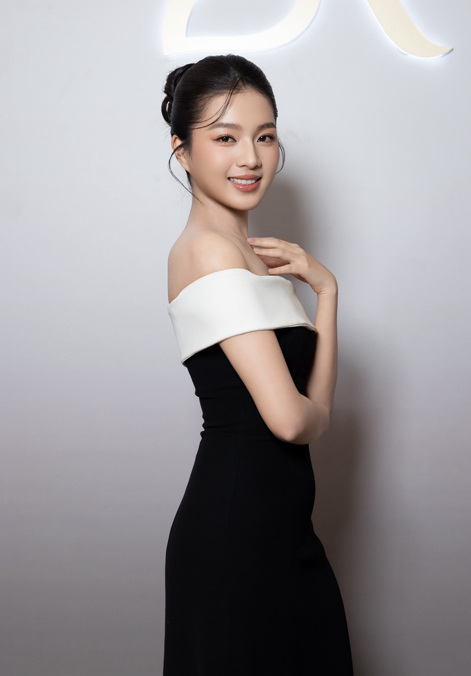 Phương Trinh Jolie rạng rỡ đến ủng hộ chồng k&eacute;m tuổi lấn s&acirc;n sang kinh doanh - Ảnh 5.