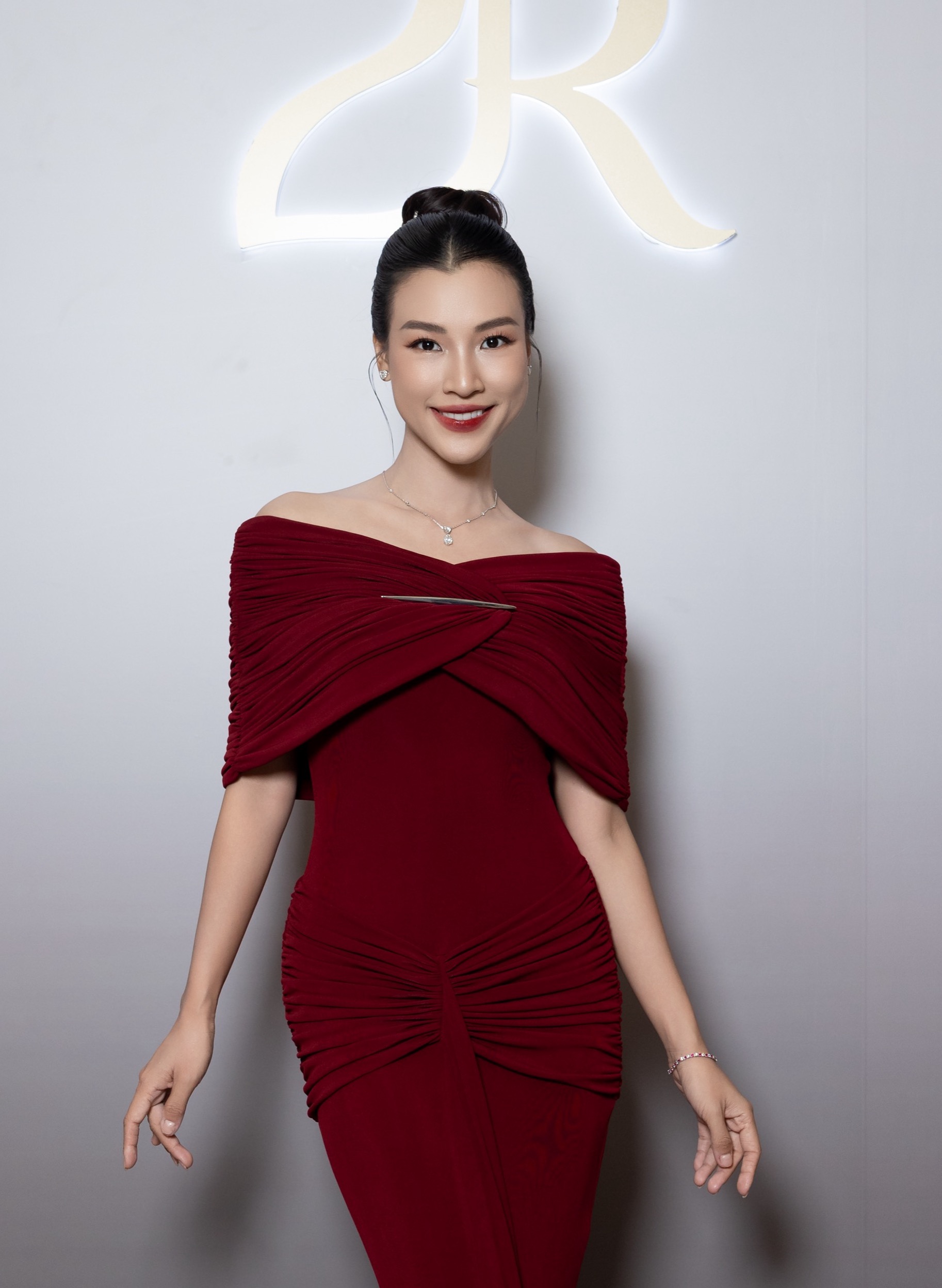 Phương Trinh Jolie rạng rỡ đến ủng hộ chồng k&eacute;m tuổi lấn s&acirc;n sang kinh doanh - Ảnh 7.