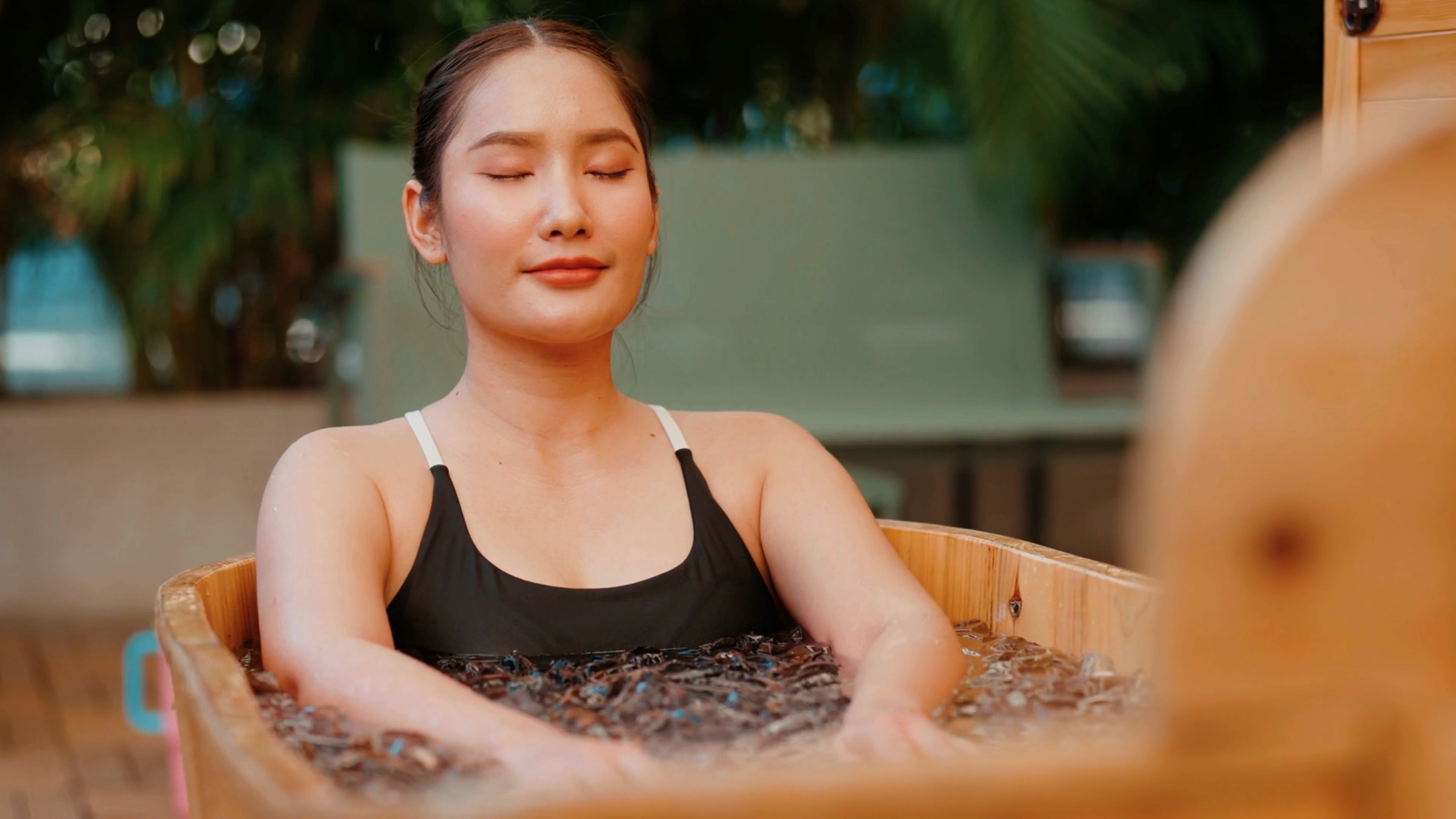 Tắm nước đ&aacute; c&oacute; thực sự tốt cho phụ nữ?  - Ảnh 1.