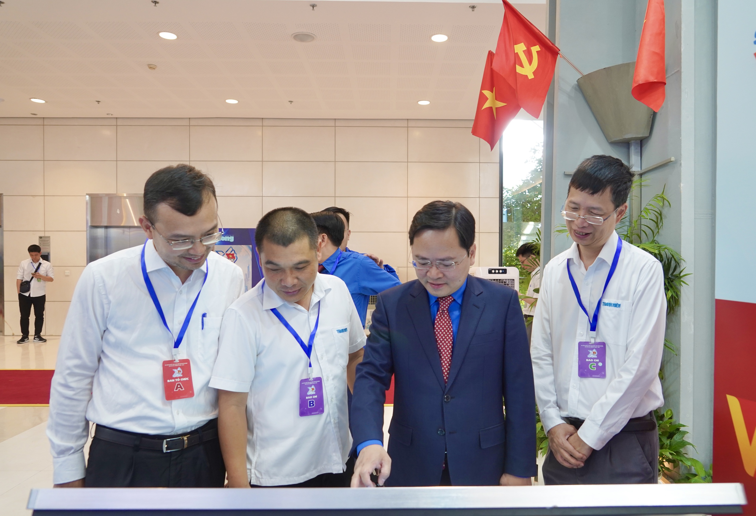 Đại biểu h&agrave;o hứng check-in c&ugrave;ng nghệ sĩ tại gian trưng b&agrave;y B&aacute;o Thanh Ni&ecirc;n- Ảnh 2.