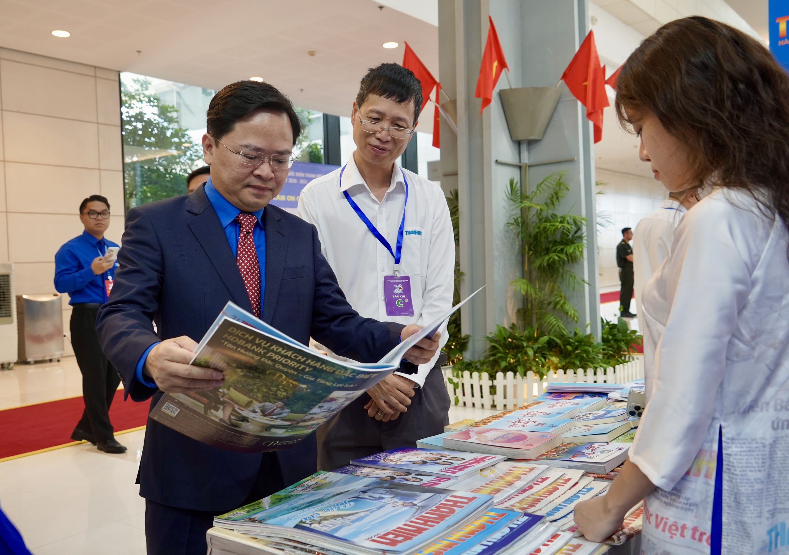 Đại biểu h&agrave;o hứng check-in c&ugrave;ng nghệ sĩ tại gian trưng b&agrave;y B&aacute;o Thanh Ni&ecirc;n- Ảnh 3.