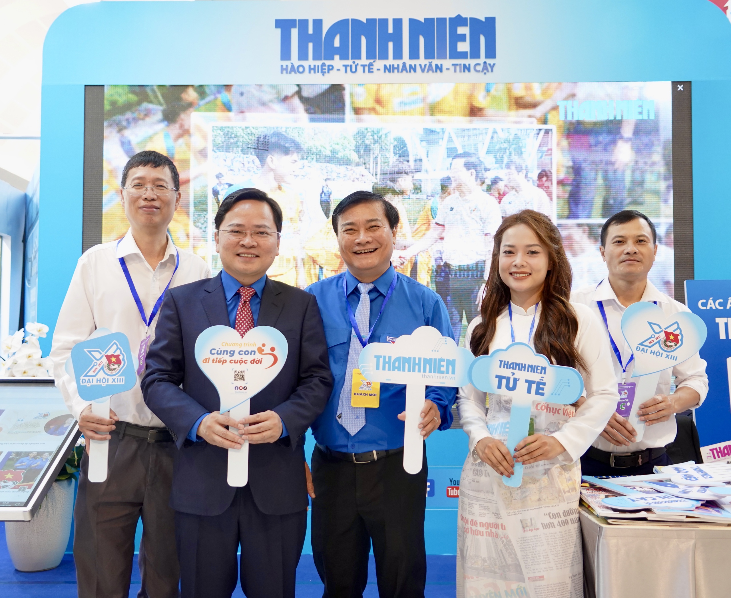 Đại biểu h&agrave;o hứng check-in c&ugrave;ng nghệ sĩ tại gian trưng b&agrave;y B&aacute;o Thanh Ni&ecirc;n- Ảnh 4.