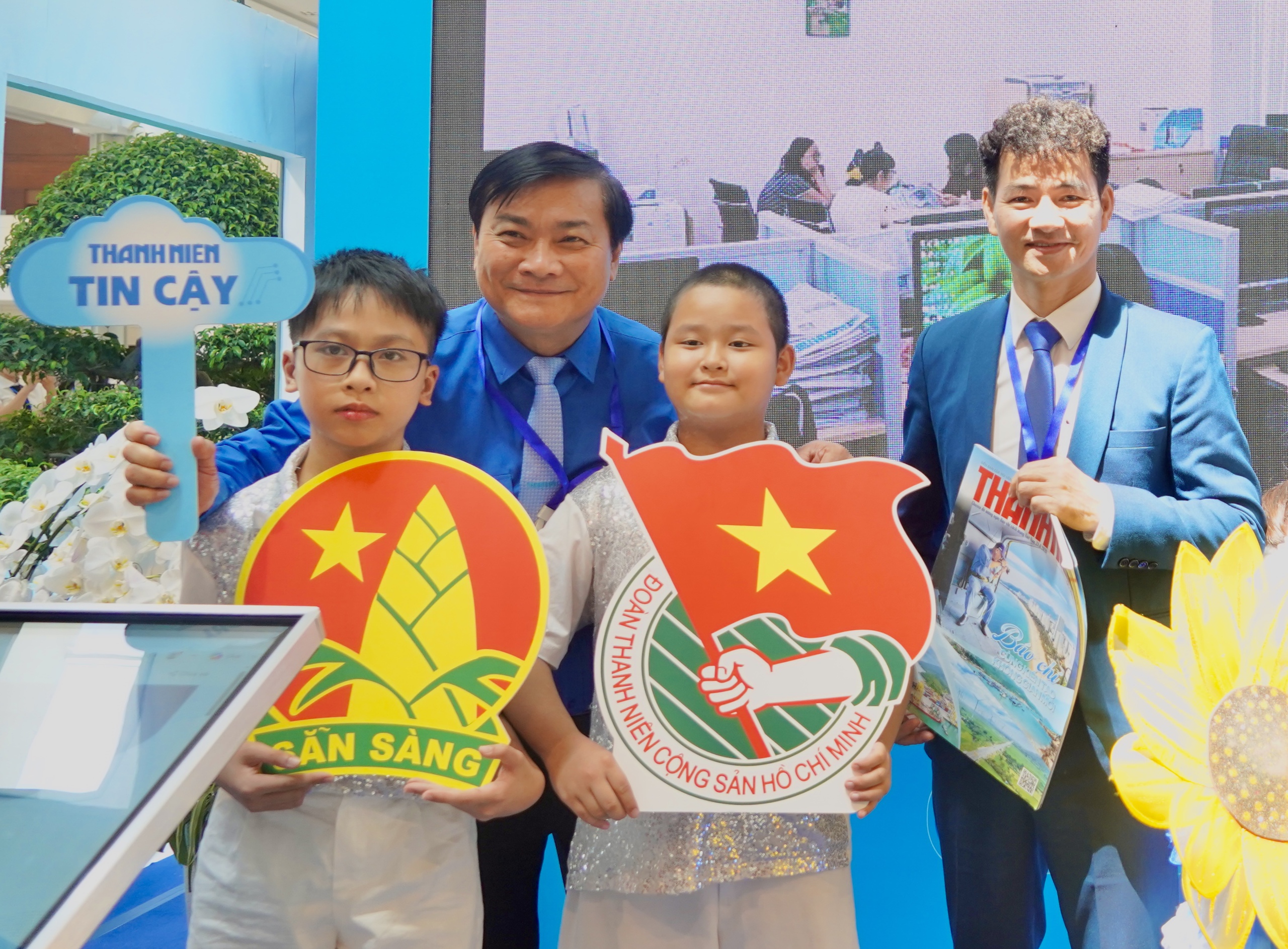 Đại biểu h&agrave;o hứng check-in c&ugrave;ng nghệ sĩ tại gian trưng b&agrave;y B&aacute;o Thanh Ni&ecirc;n- Ảnh 16.