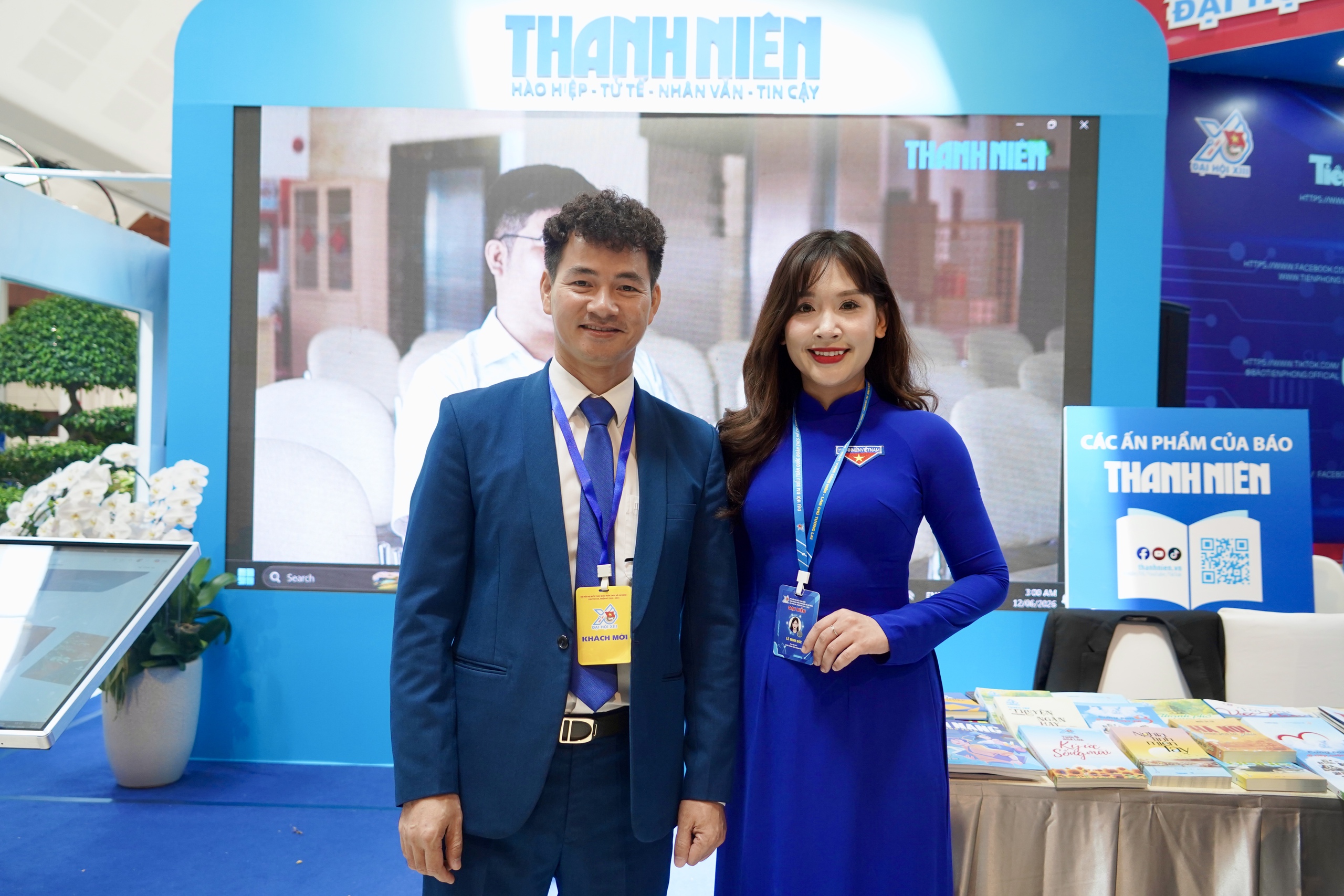 Đại biểu h&agrave;o hứng check-in c&ugrave;ng nghệ sĩ tại gian trưng b&agrave;y B&aacute;o Thanh Ni&ecirc;n- Ảnh 14.