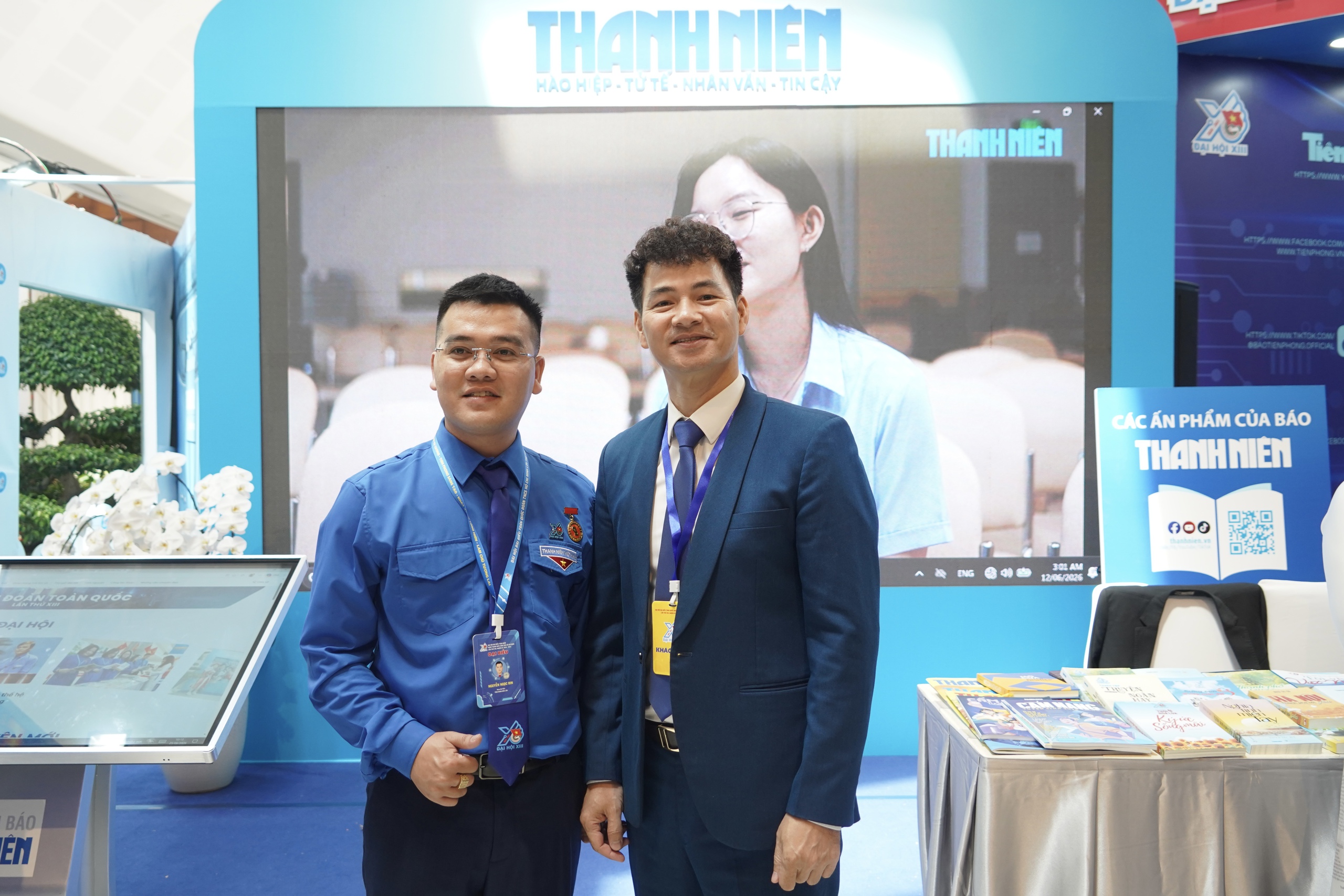 Đại biểu h&agrave;o hứng check-in c&ugrave;ng nghệ sĩ tại gian trưng b&agrave;y B&aacute;o Thanh Ni&ecirc;n- Ảnh 15.