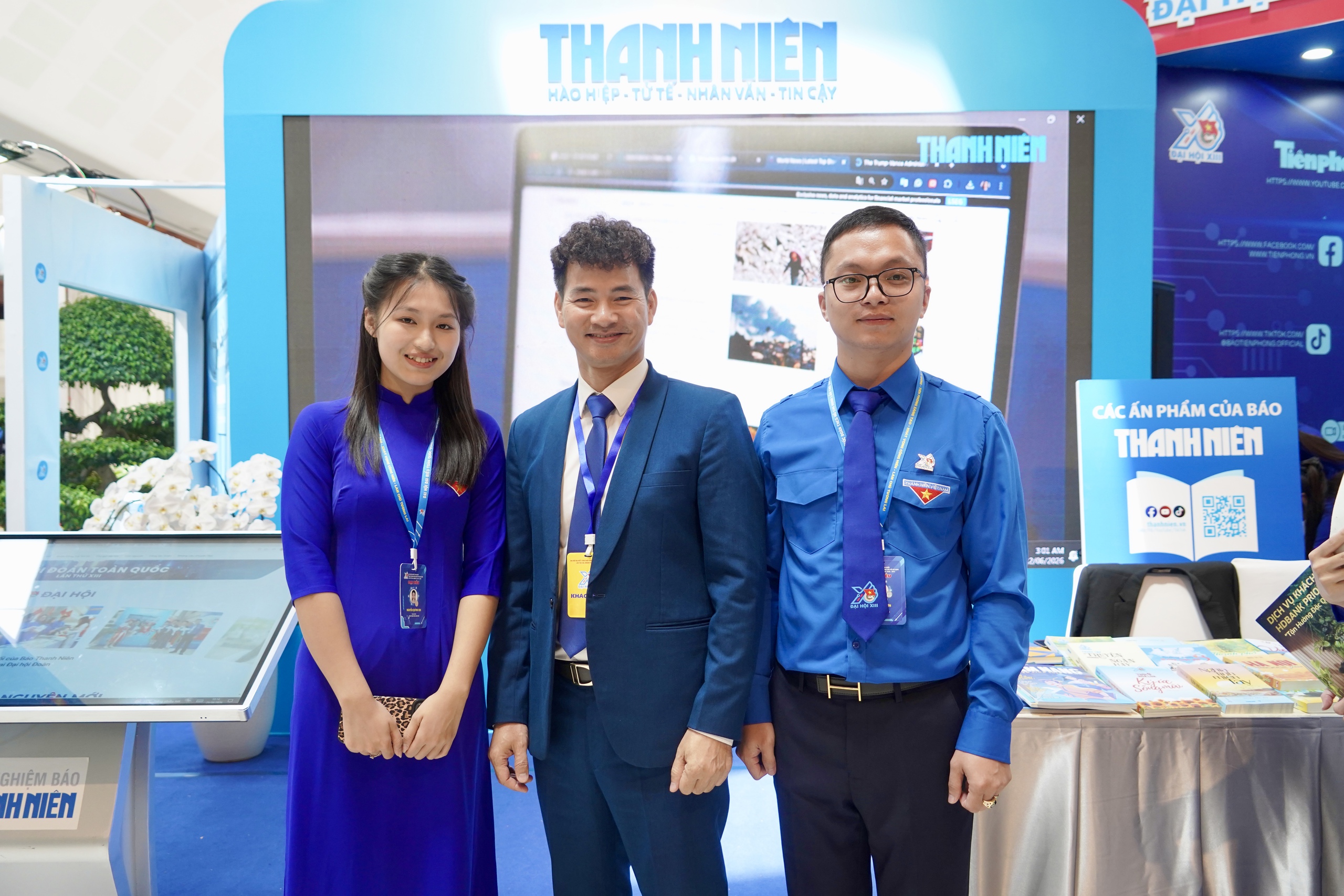 Đại biểu h&agrave;o hứng check-in c&ugrave;ng nghệ sĩ tại gian trưng b&agrave;y B&aacute;o Thanh Ni&ecirc;n- Ảnh 13.