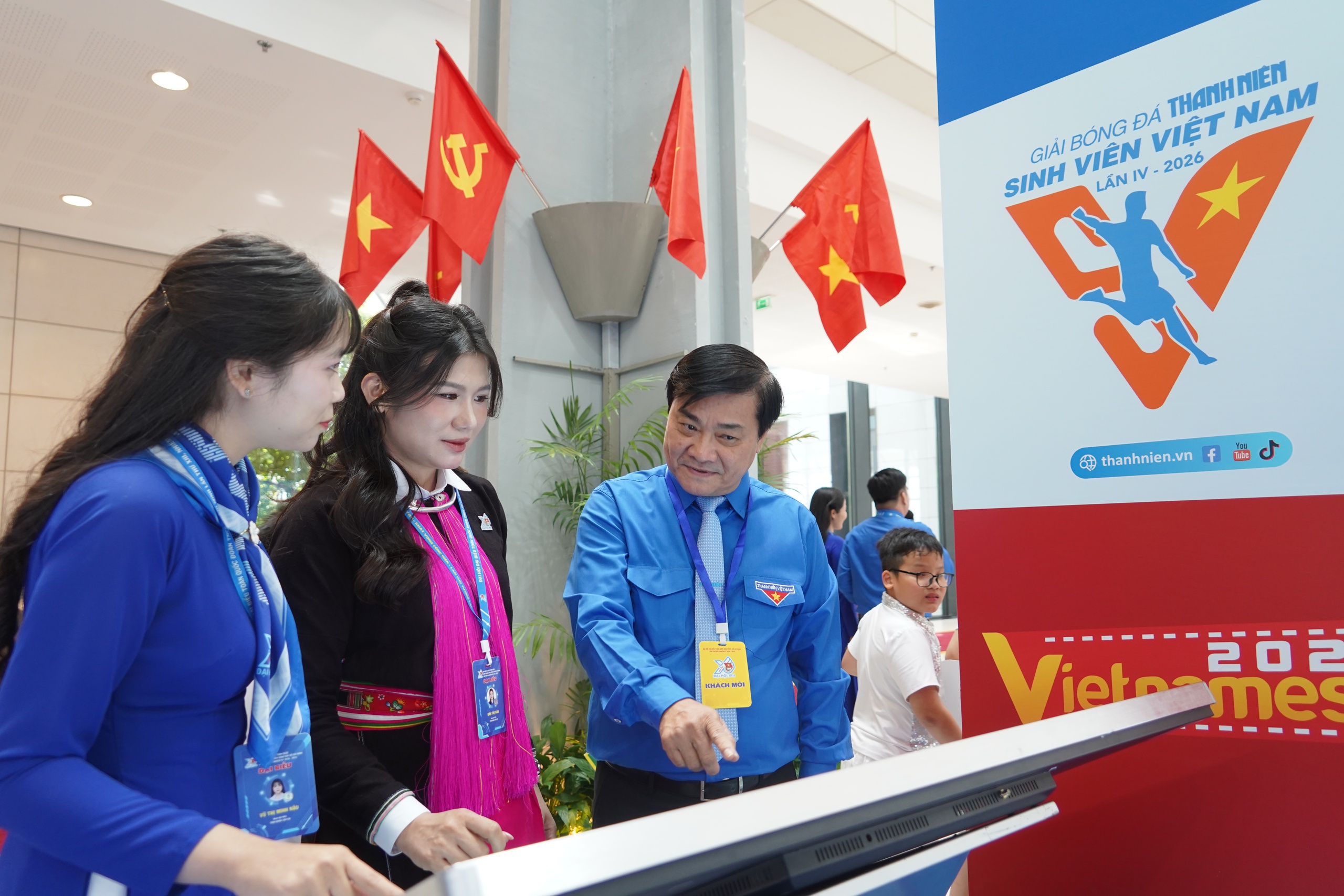 Đại biểu h&agrave;o hứng check-in c&ugrave;ng nghệ sĩ tại gian trưng b&agrave;y B&aacute;o Thanh Ni&ecirc;n- Ảnh 10.