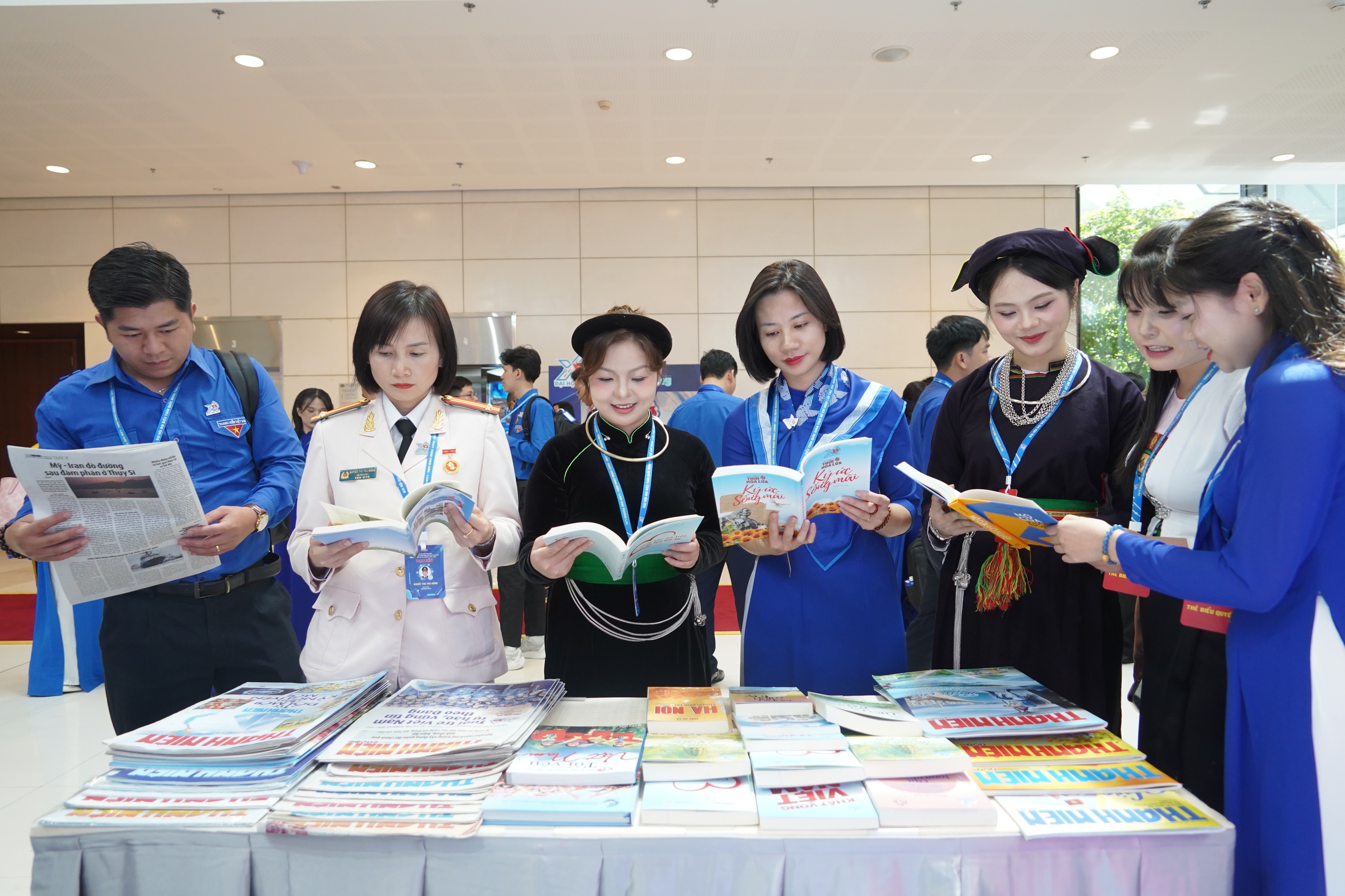 Đại biểu h&agrave;o hứng check-in c&ugrave;ng nghệ sĩ tại gian trưng b&agrave;y B&aacute;o Thanh Ni&ecirc;n- Ảnh 1.