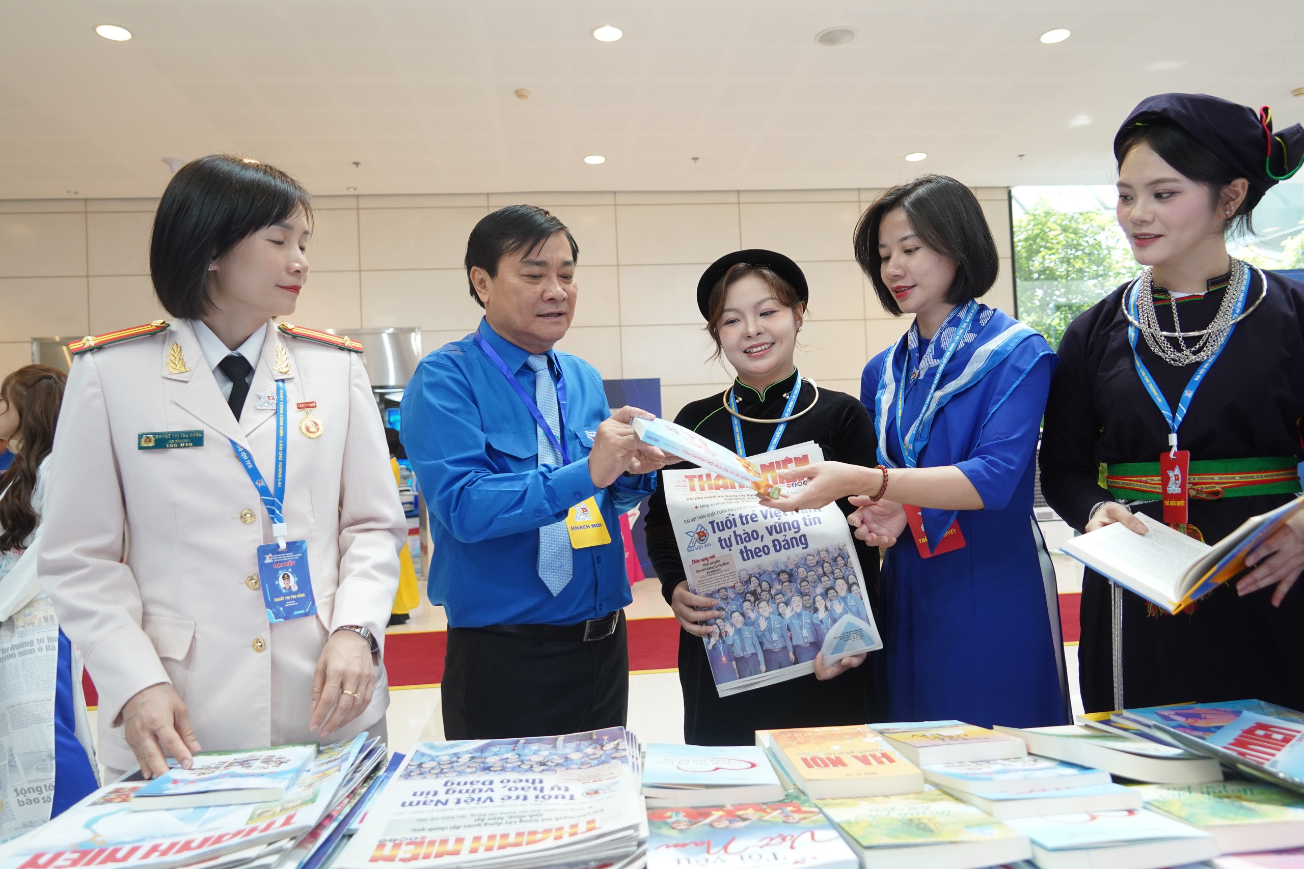 Đại biểu h&agrave;o hứng check-in c&ugrave;ng nghệ sĩ tại gian trưng b&agrave;y B&aacute;o Thanh Ni&ecirc;n- Ảnh 9.