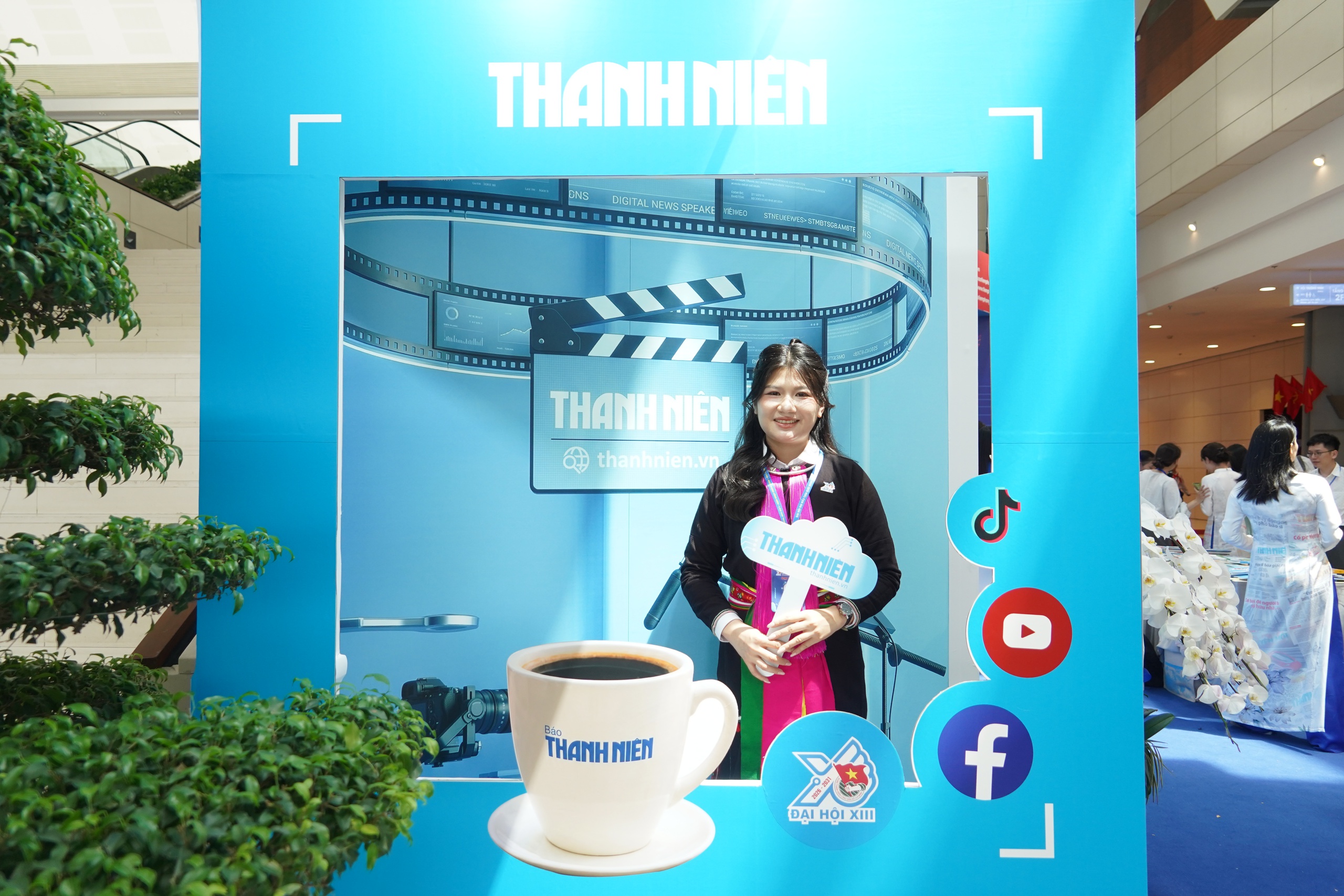 Đại biểu h&agrave;o hứng check-in c&ugrave;ng nghệ sĩ tại gian trưng b&agrave;y B&aacute;o Thanh Ni&ecirc;n- Ảnh 20.