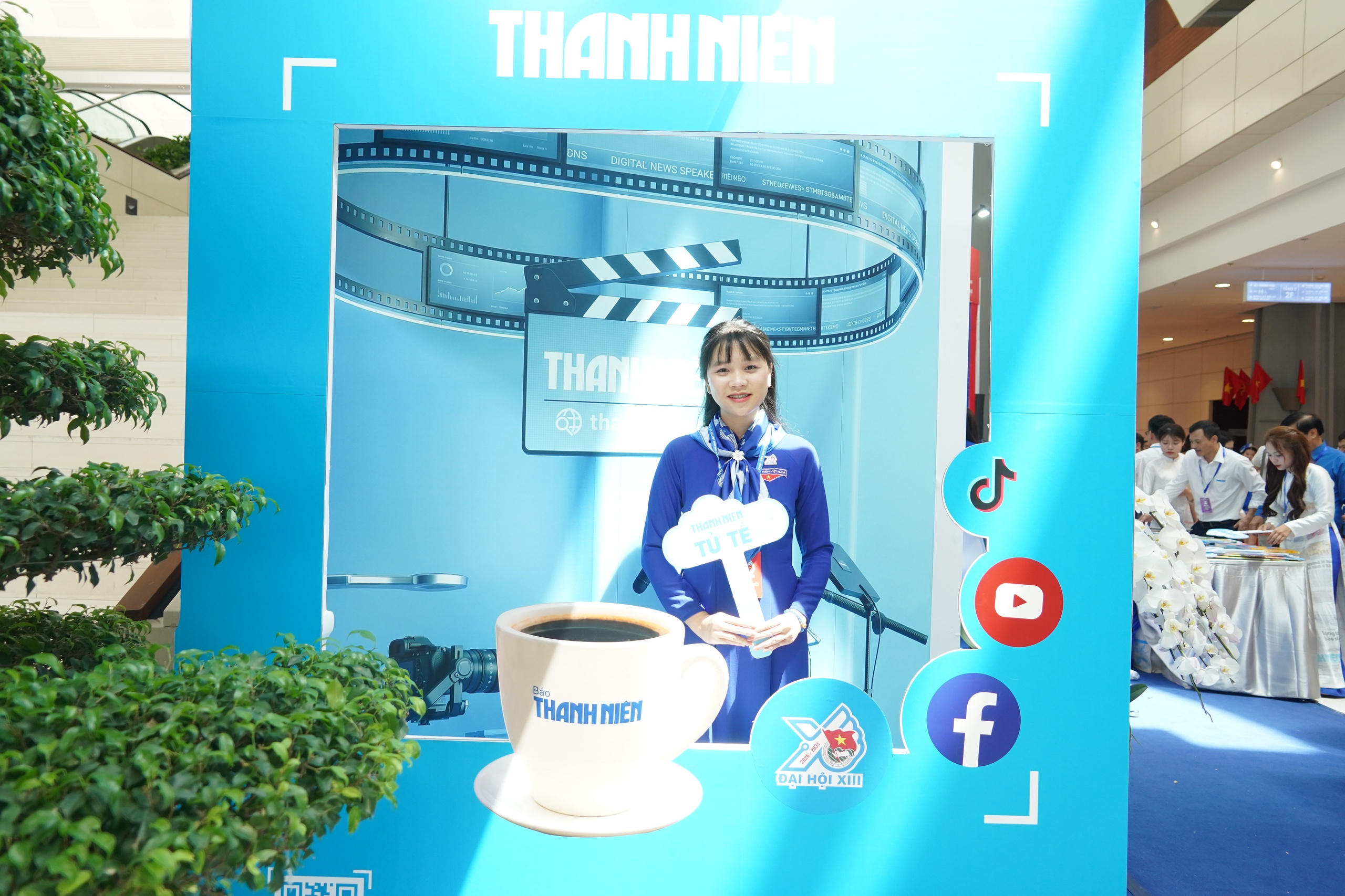 Đại biểu h&agrave;o hứng check-in c&ugrave;ng nghệ sĩ tại gian trưng b&agrave;y B&aacute;o Thanh Ni&ecirc;n- Ảnh 22.