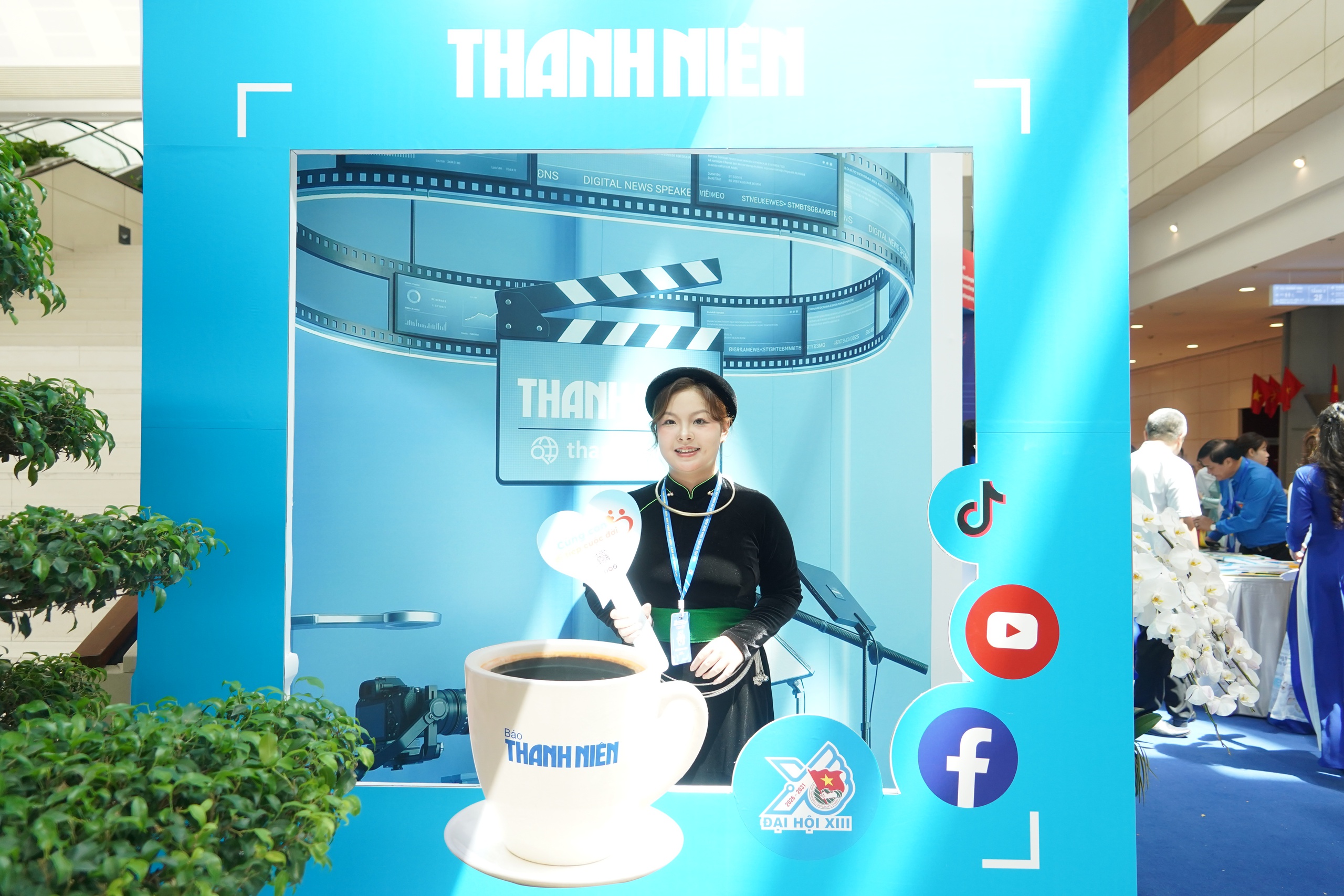 Đại biểu h&agrave;o hứng check-in c&ugrave;ng nghệ sĩ tại gian trưng b&agrave;y B&aacute;o Thanh Ni&ecirc;n- Ảnh 21.