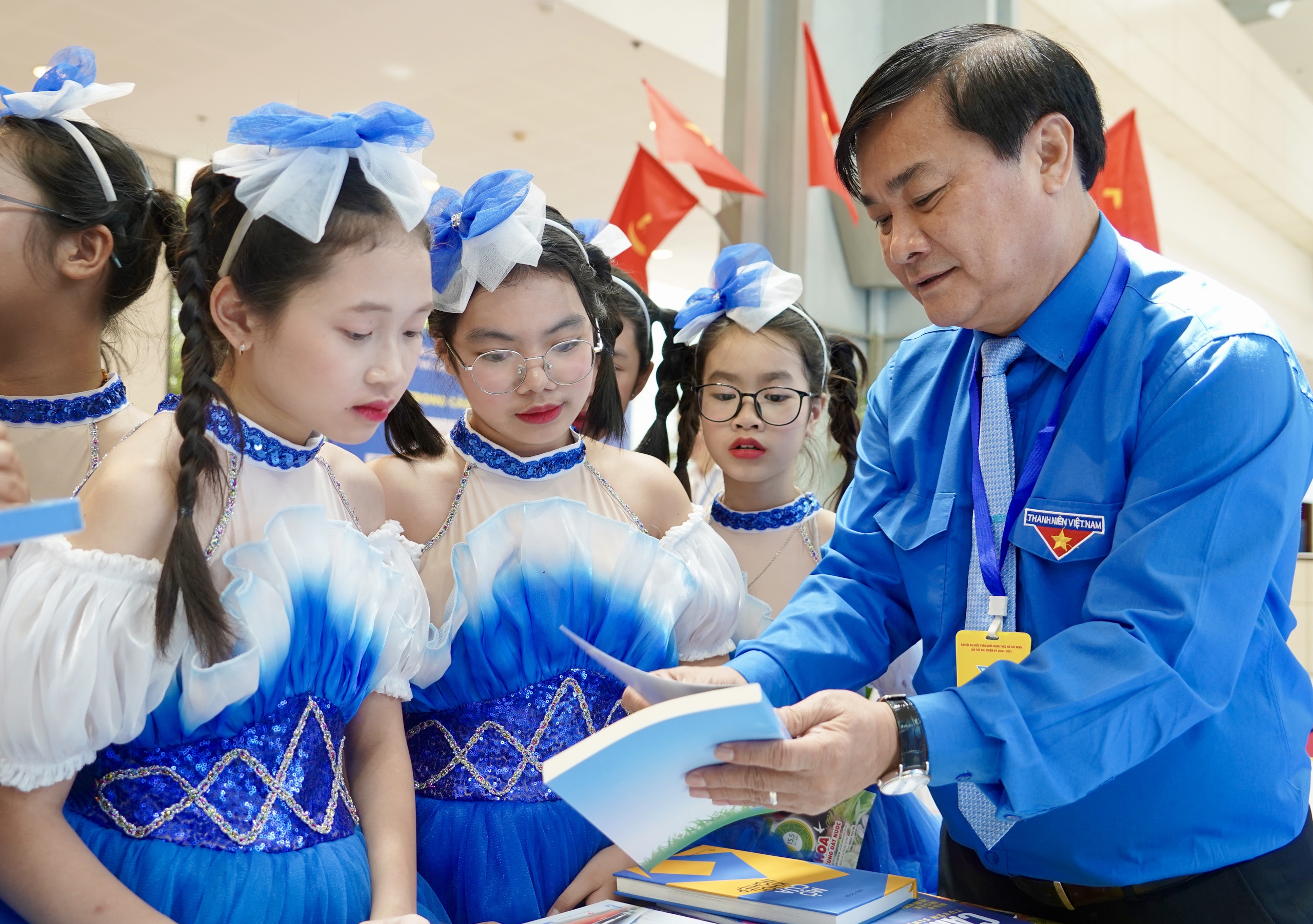 Đại biểu h&agrave;o hứng check-in c&ugrave;ng nghệ sĩ tại gian trưng b&agrave;y B&aacute;o Thanh Ni&ecirc;n- Ảnh 12.