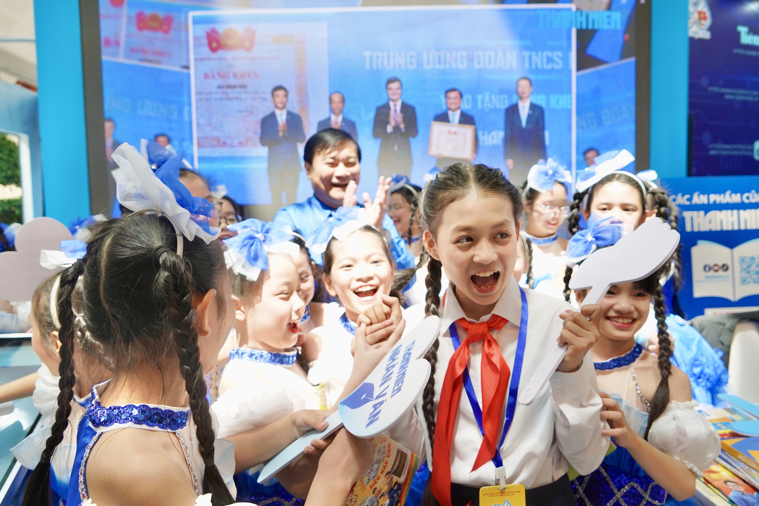 Đại biểu h&agrave;o hứng check-in c&ugrave;ng nghệ sĩ tại gian trưng b&agrave;y B&aacute;o Thanh Ni&ecirc;n- Ảnh 17.