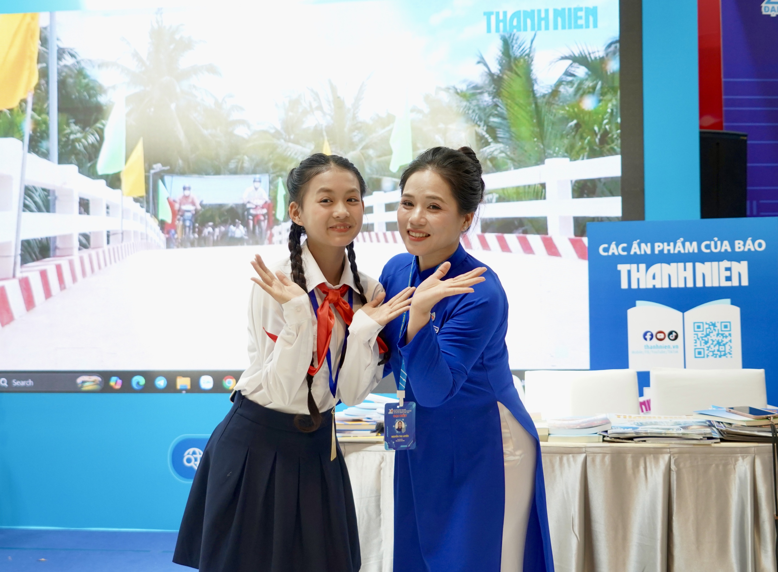 Đại biểu h&agrave;o hứng check-in c&ugrave;ng nghệ sĩ tại gian trưng b&agrave;y B&aacute;o Thanh Ni&ecirc;n- Ảnh 18.