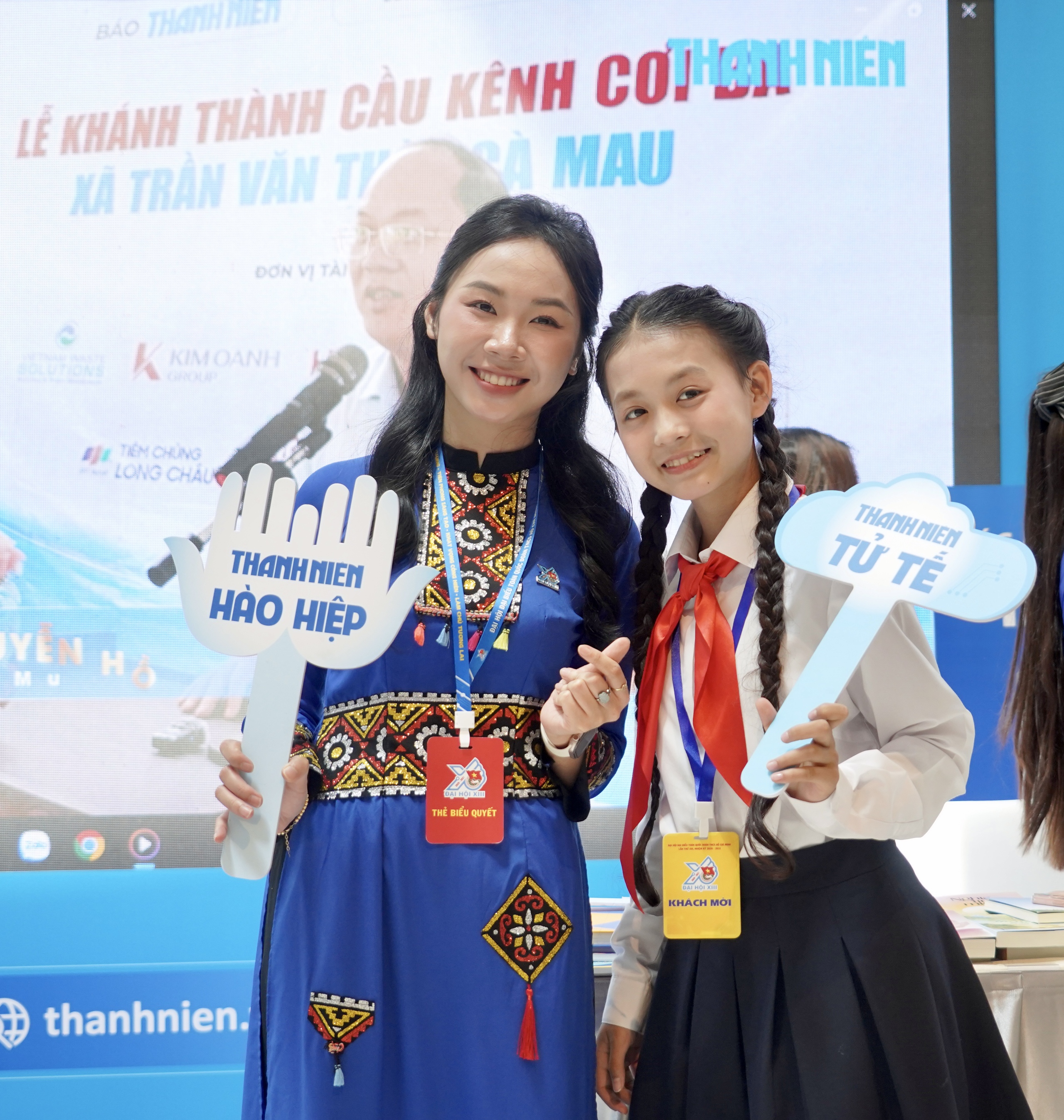 Đại biểu h&agrave;o hứng check-in c&ugrave;ng nghệ sĩ tại gian trưng b&agrave;y B&aacute;o Thanh Ni&ecirc;n- Ảnh 19.