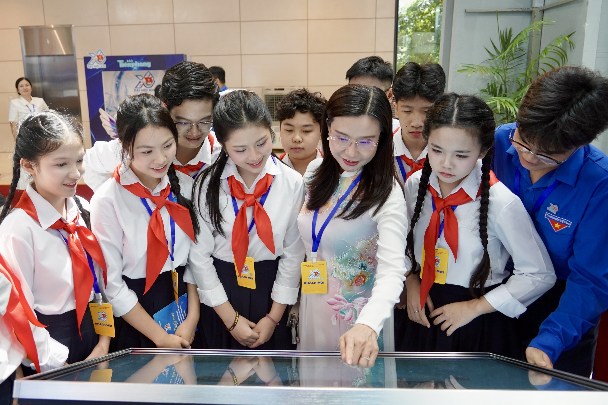 Đại biểu h&agrave;o hứng check-in c&ugrave;ng nghệ sĩ tại gian trưng b&agrave;y B&aacute;o Thanh Ni&ecirc;n- Ảnh 5.