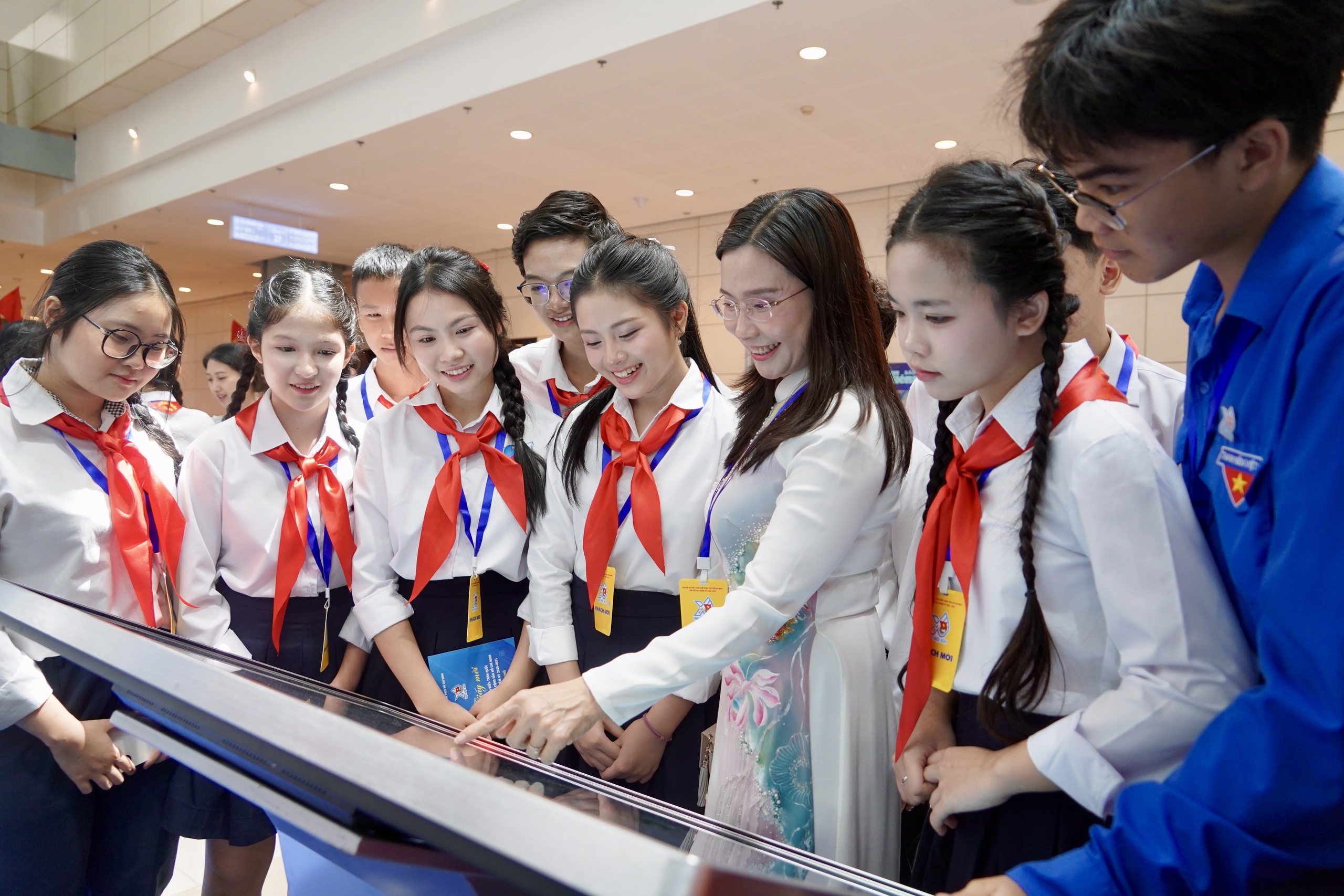 Đại biểu h&agrave;o hứng check-in c&ugrave;ng nghệ sĩ tại gian trưng b&agrave;y B&aacute;o Thanh Ni&ecirc;n- Ảnh 8.
