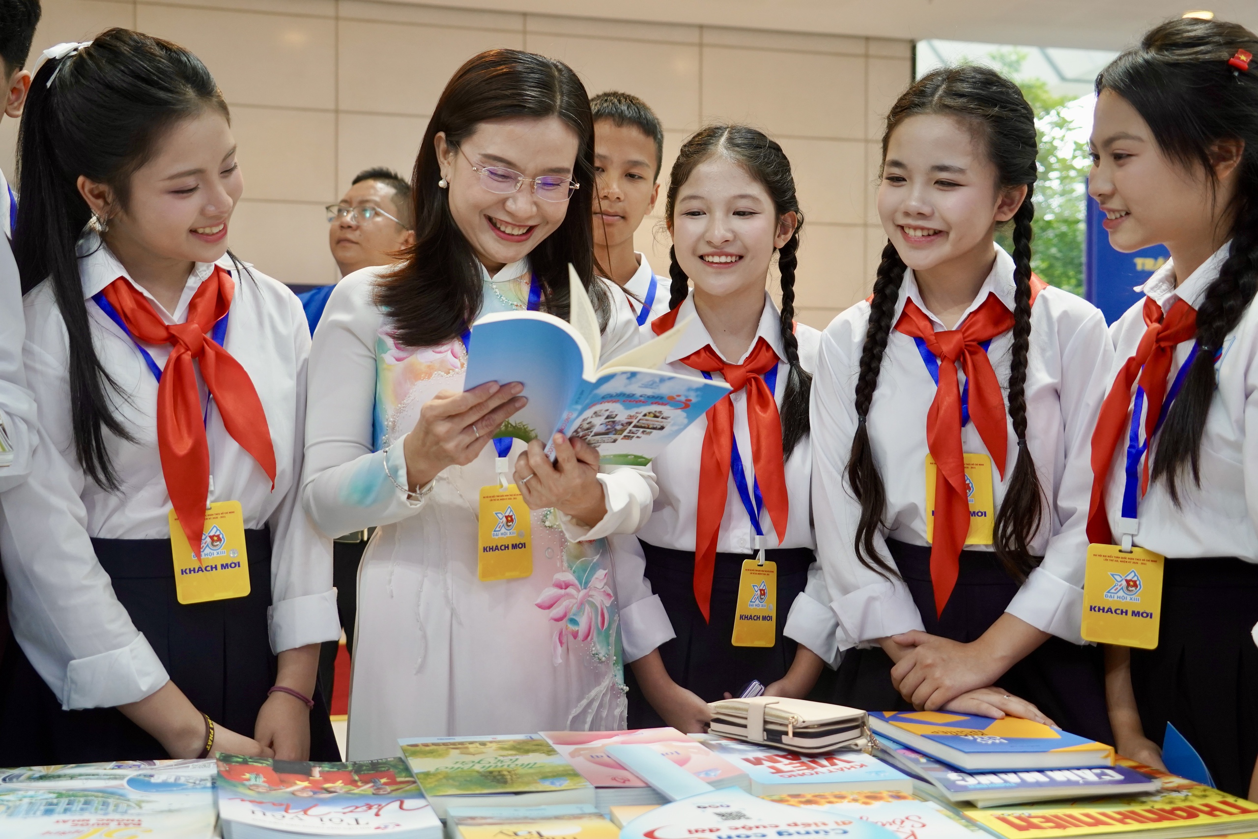 Đại biểu h&agrave;o hứng check-in c&ugrave;ng nghệ sĩ tại gian trưng b&agrave;y B&aacute;o Thanh Ni&ecirc;n- Ảnh 7.