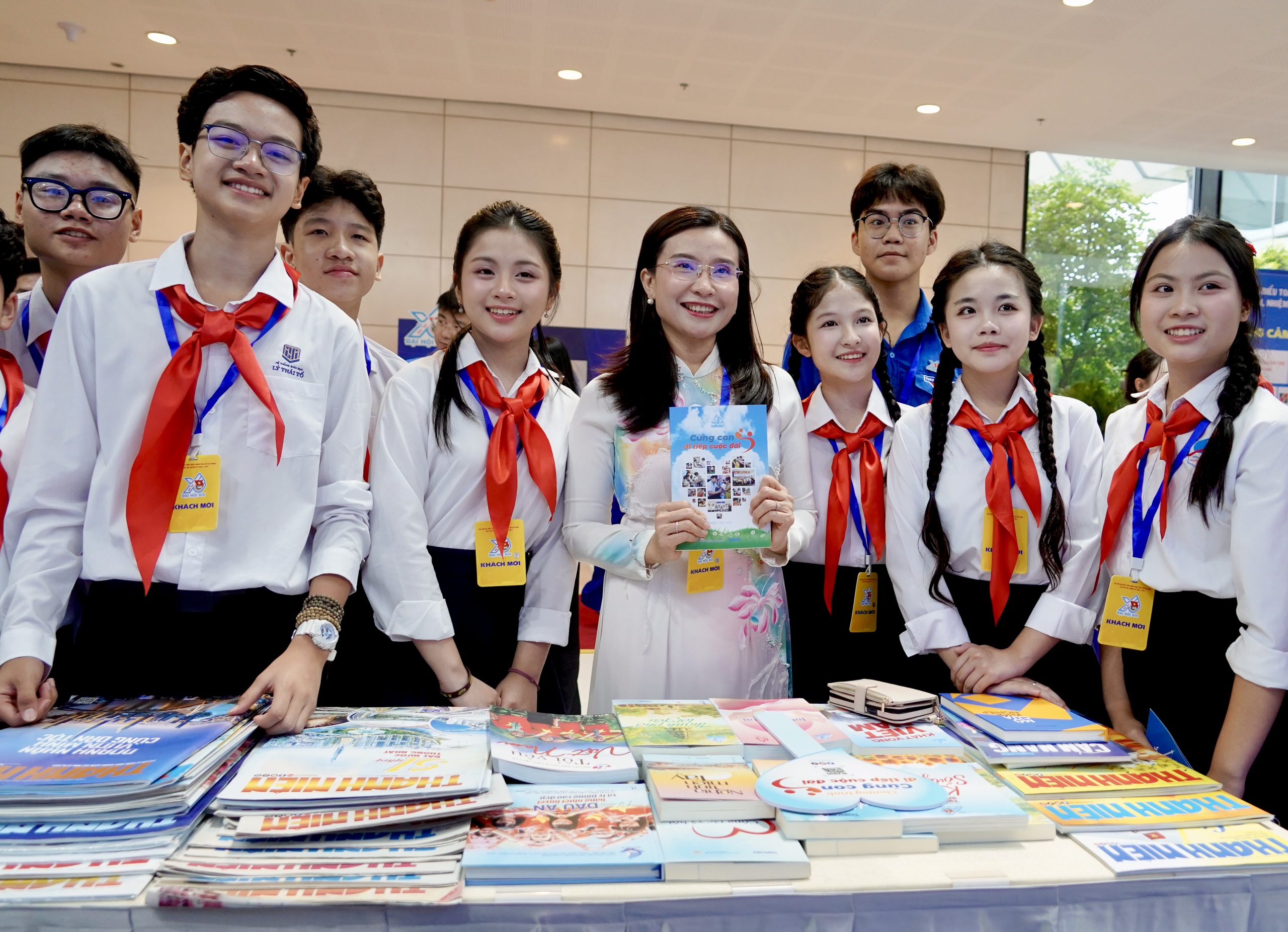 Đại biểu h&agrave;o hứng check-in c&ugrave;ng nghệ sĩ tại gian trưng b&agrave;y B&aacute;o Thanh Ni&ecirc;n- Ảnh 6.