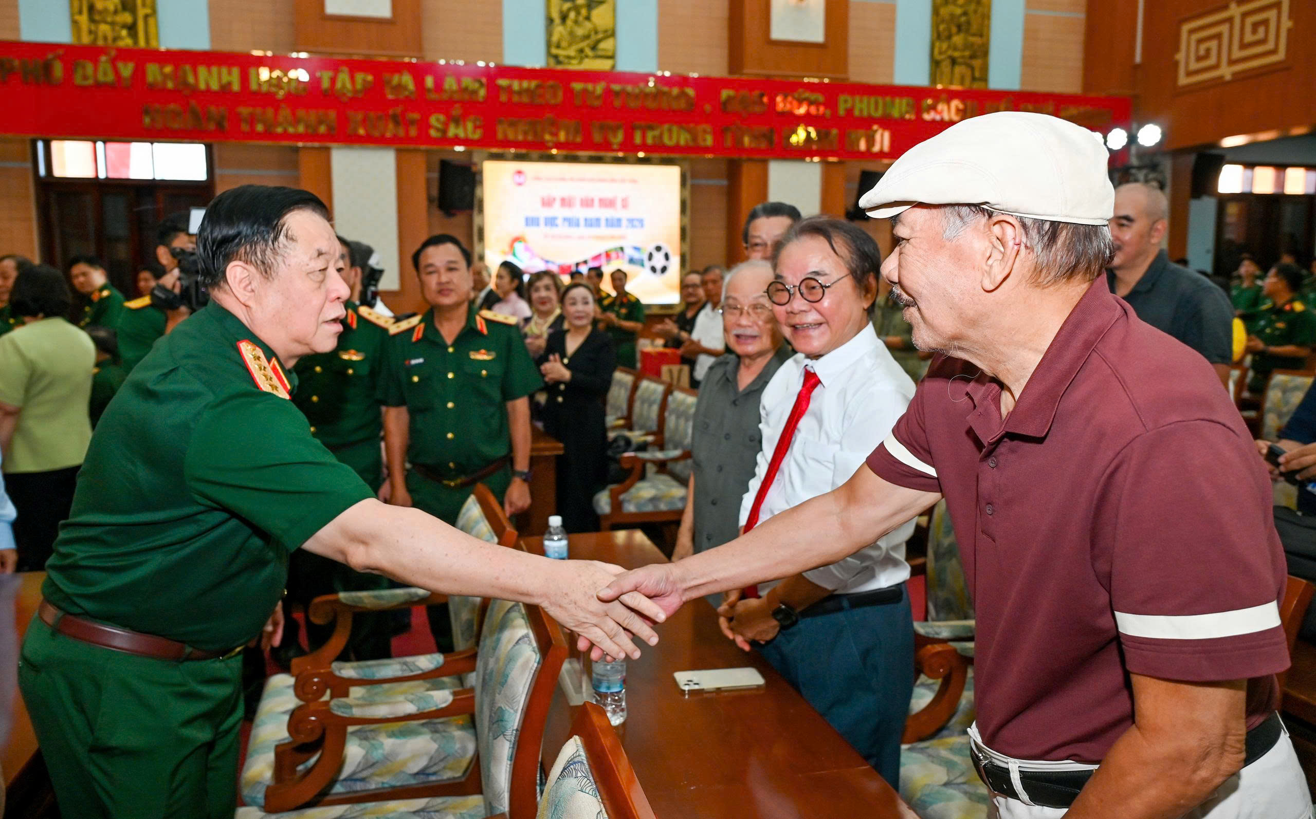 Đại tướng Nguyễn Trọng Nghĩa gặp mặt văn nghệ sĩ khu vực phía nam- Ảnh 1.