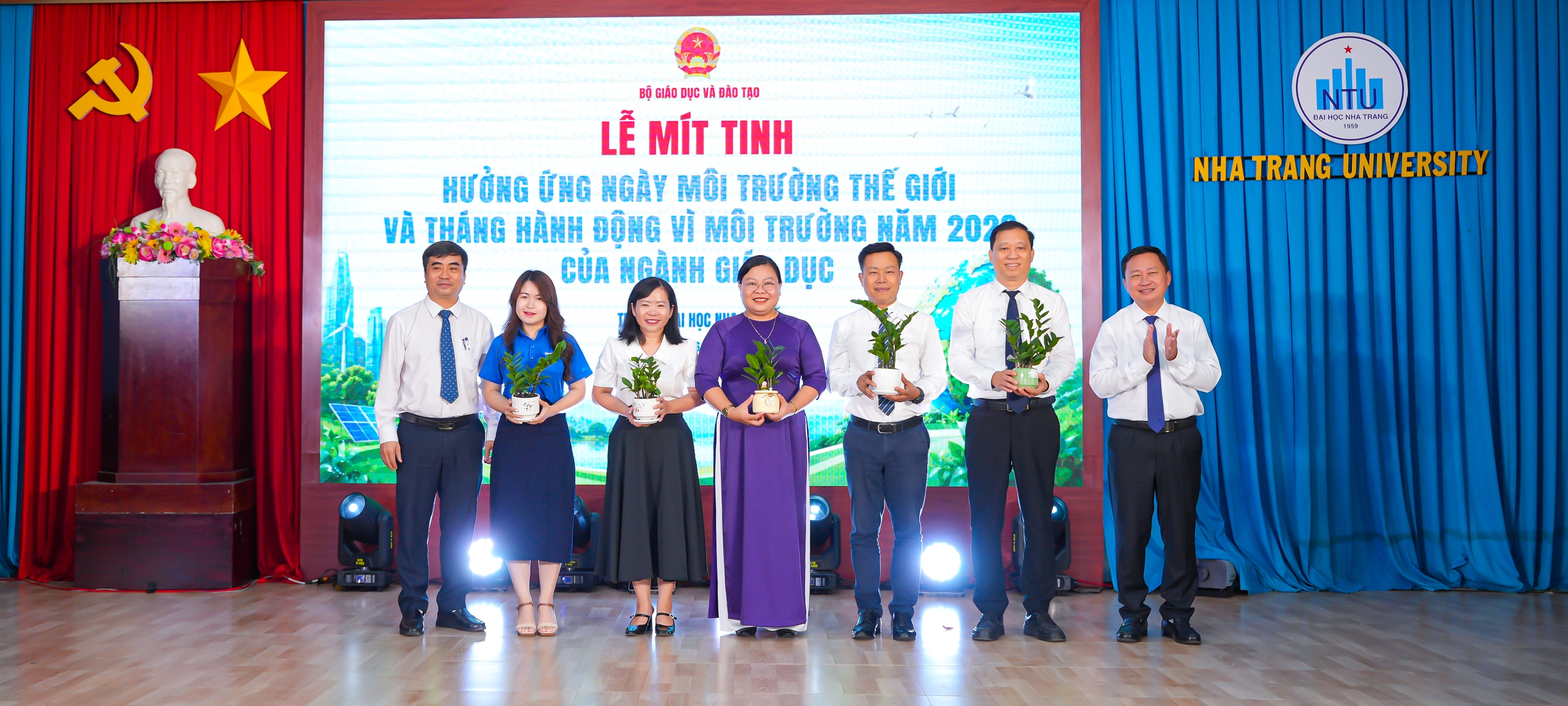 Bộ GD-ĐT phát động phong trào sống xanh trong trường học - Ảnh 2.