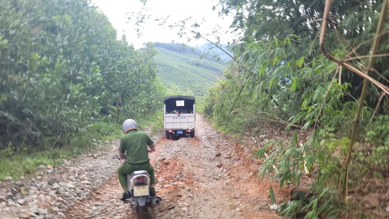 Công an xã ở Quảng Ngãi vượt núi đưa 2 người bị sét đánh đi cấp cứu- Ảnh 1.