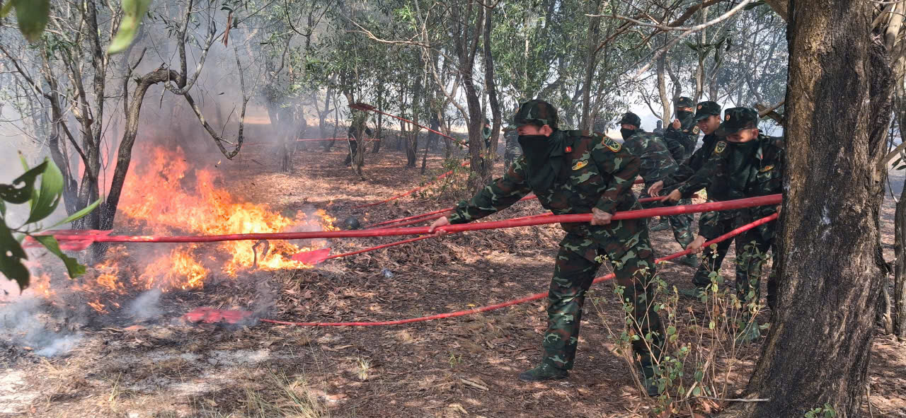 Liên tục cháy rừng tại Quảng Trị, bộ đội 'bật chế độ' sẵn sàng xử lý- Ảnh 2.