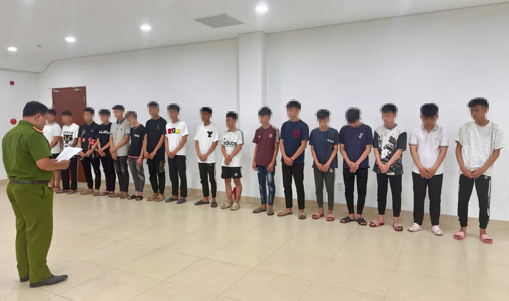 Khởi tố nhóm thanh thiếu niên mang hung khí gây tai nạn rồi bỏ trốn ở Huế- Ảnh 1.