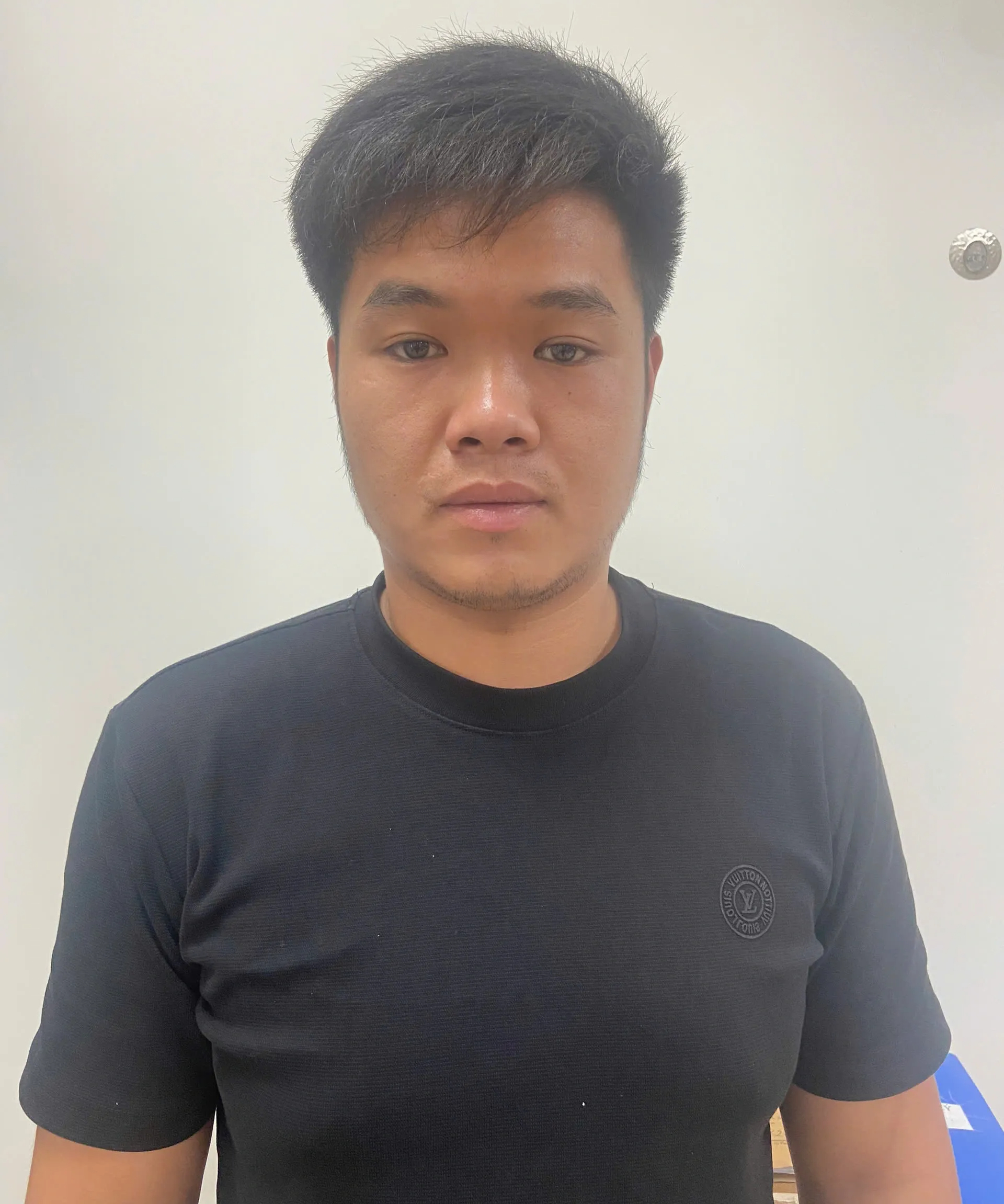 Chống người thi hành công vụ rồi lẩn trốn 2 năm, nghi phạm ra đầu thú- Ảnh 1.
