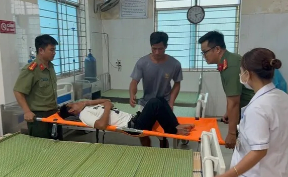 Công an xã ở Quảng Ngãi vượt núi đưa 2 người bị sét đánh đi cấp cứu- Ảnh 3.
