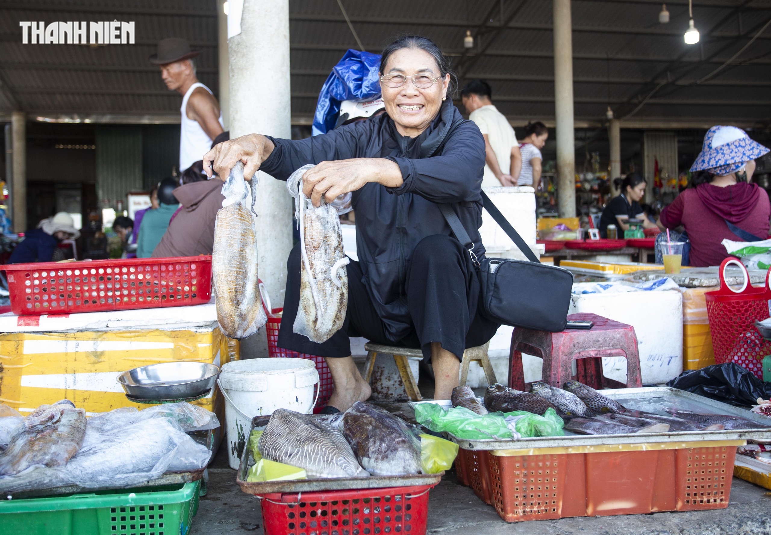 Chợ c&aacute; Cửa T&ugrave;ng tấp nập mỗi chiều, du kh&aacute;ch 'canh giờ' săn hải sản tươi r&oacute;i- Ảnh 8.