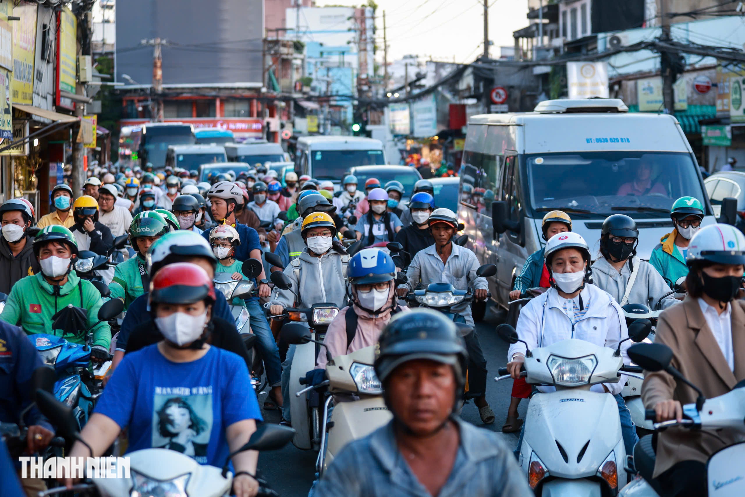 Cửa ng&otilde; s&acirc;n bay T&acirc;n Sơn Nhất kẹt xe triền mi&ecirc;n, TP.HCM t&iacute;nh đ&oacute;ng nhiều giao lộ - Ảnh 10.