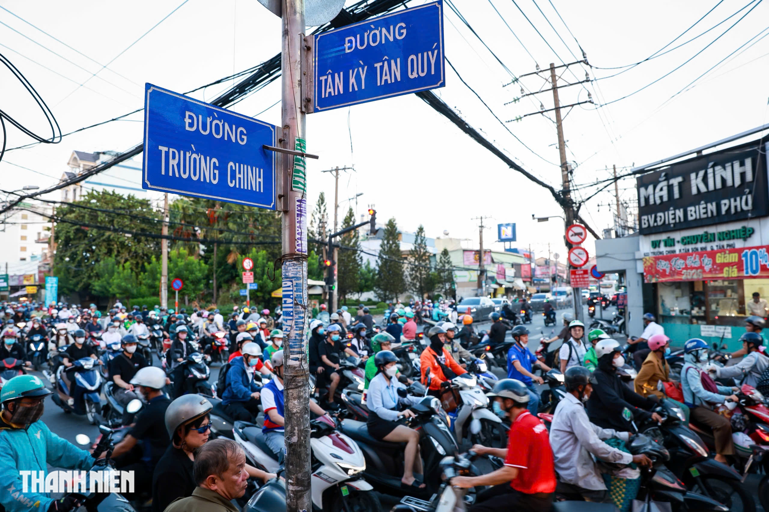 Cửa ng&otilde; s&acirc;n bay T&acirc;n Sơn Nhất kẹt xe triền mi&ecirc;n, TP.HCM t&iacute;nh đ&oacute;ng nhiều giao lộ - Ảnh 8.