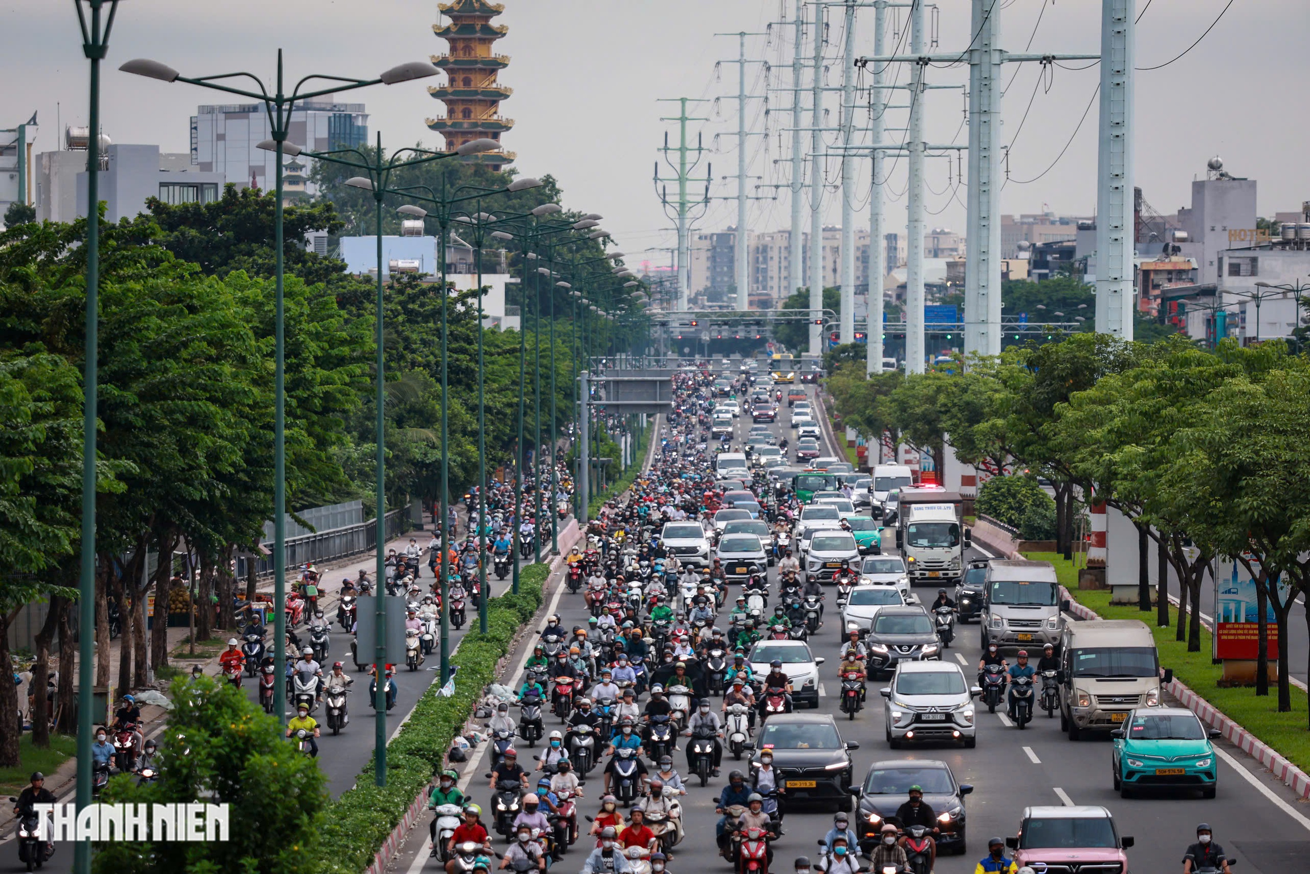 V&igrave; sao TP.HCM t&iacute;nh mở th&ecirc;m l&agrave;n cho xe m&aacute;y tr&ecirc;n đường Phạm Văn Đồng?- Ảnh 2.