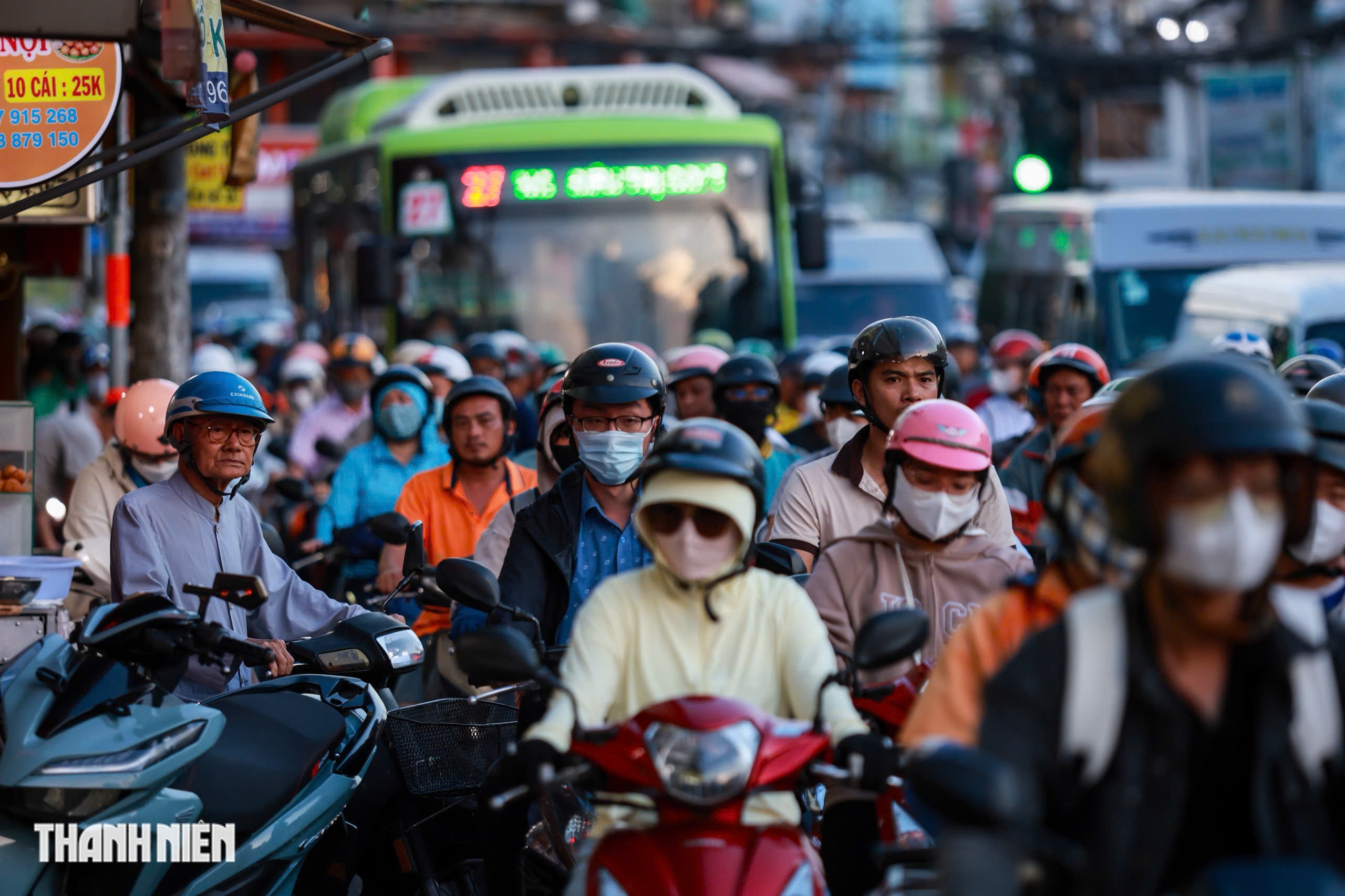 Cửa ng&otilde; s&acirc;n bay T&acirc;n Sơn Nhất kẹt xe triền mi&ecirc;n, TP.HCM t&iacute;nh đ&oacute;ng nhiều giao lộ - Ảnh 9.