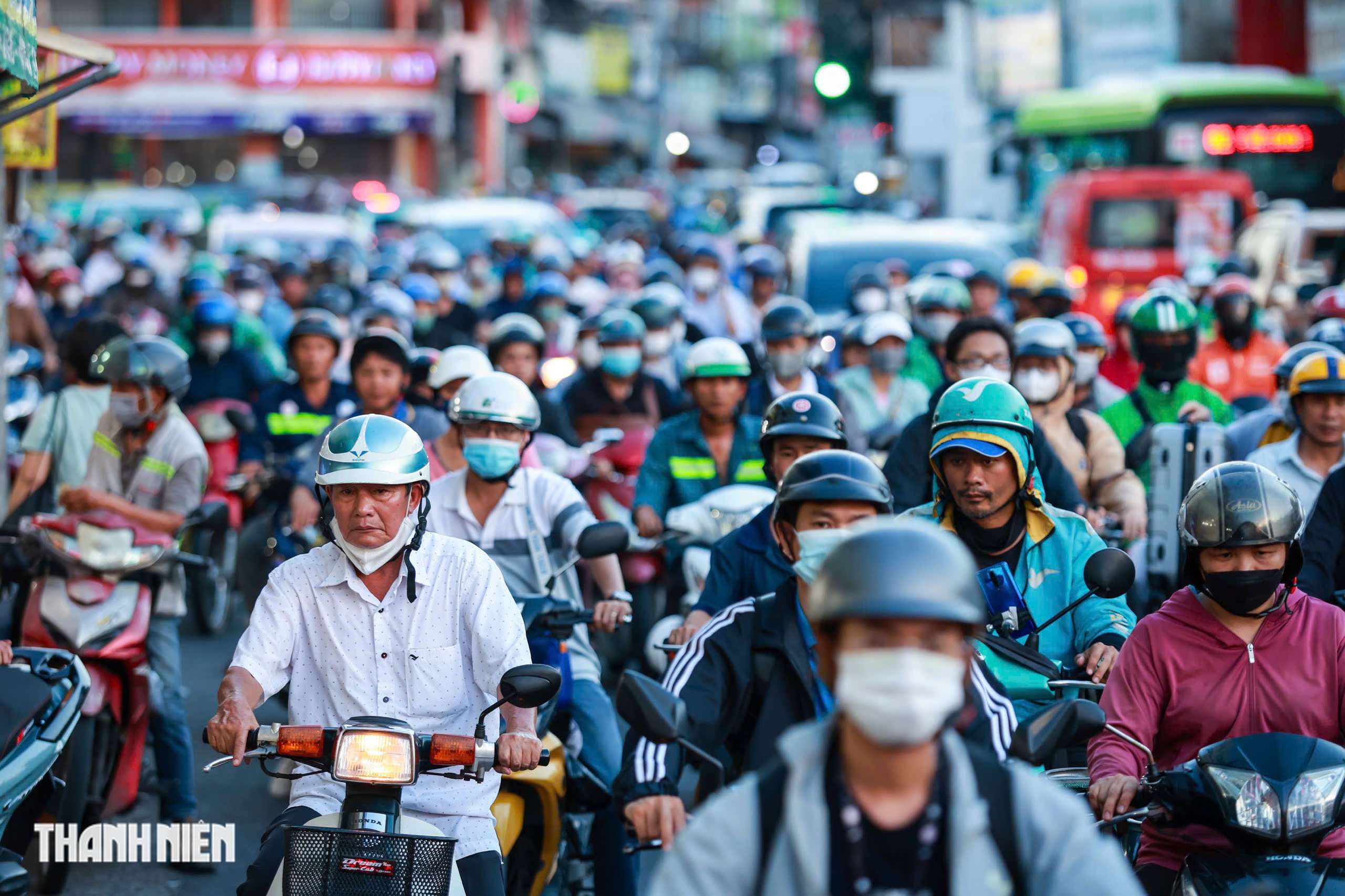 Cửa ng&otilde; s&acirc;n bay T&acirc;n Sơn Nhất kẹt xe triền mi&ecirc;n, TP.HCM t&iacute;nh đ&oacute;ng nhiều giao lộ - Ảnh 7.