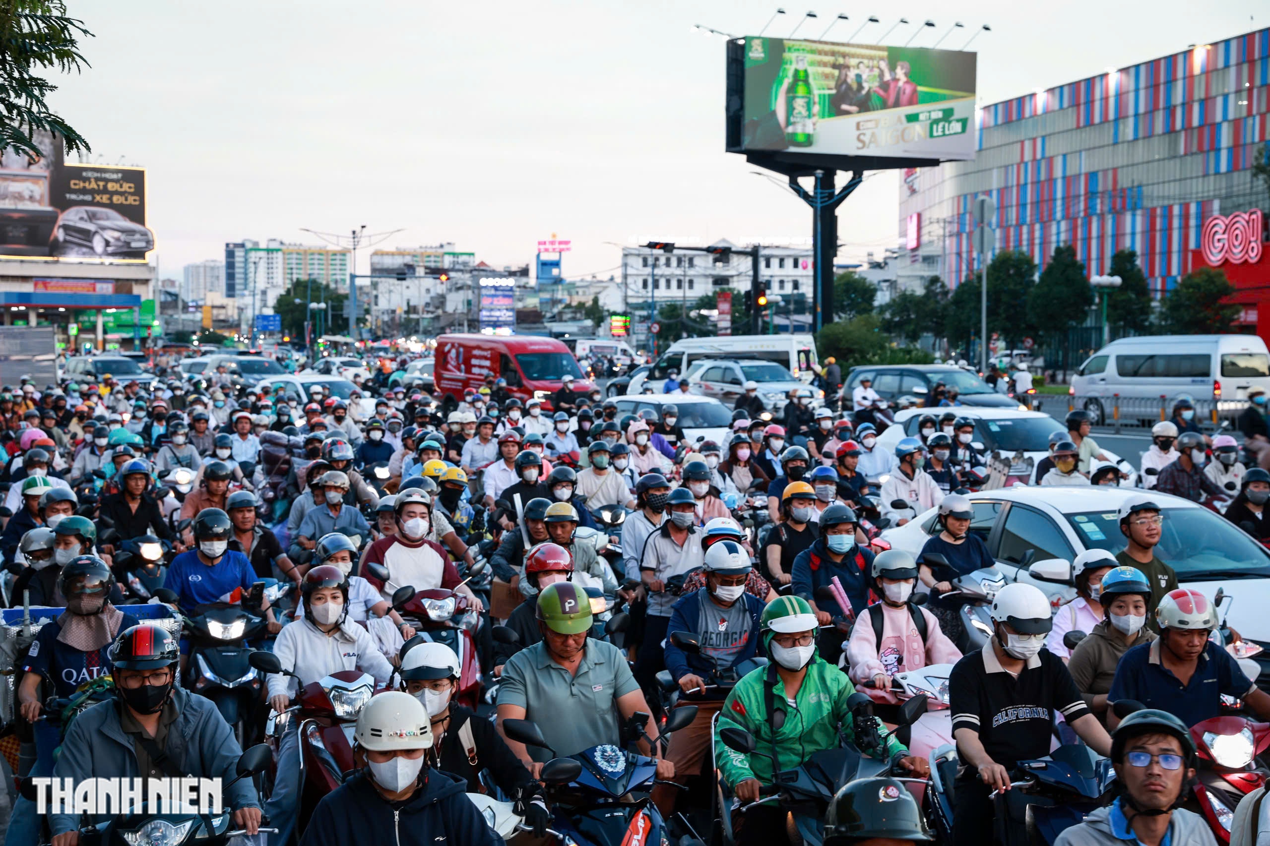 Cửa ng&otilde; s&acirc;n bay T&acirc;n Sơn Nhất kẹt xe triền mi&ecirc;n, TP.HCM t&iacute;nh đ&oacute;ng nhiều giao lộ - Ảnh 1.
