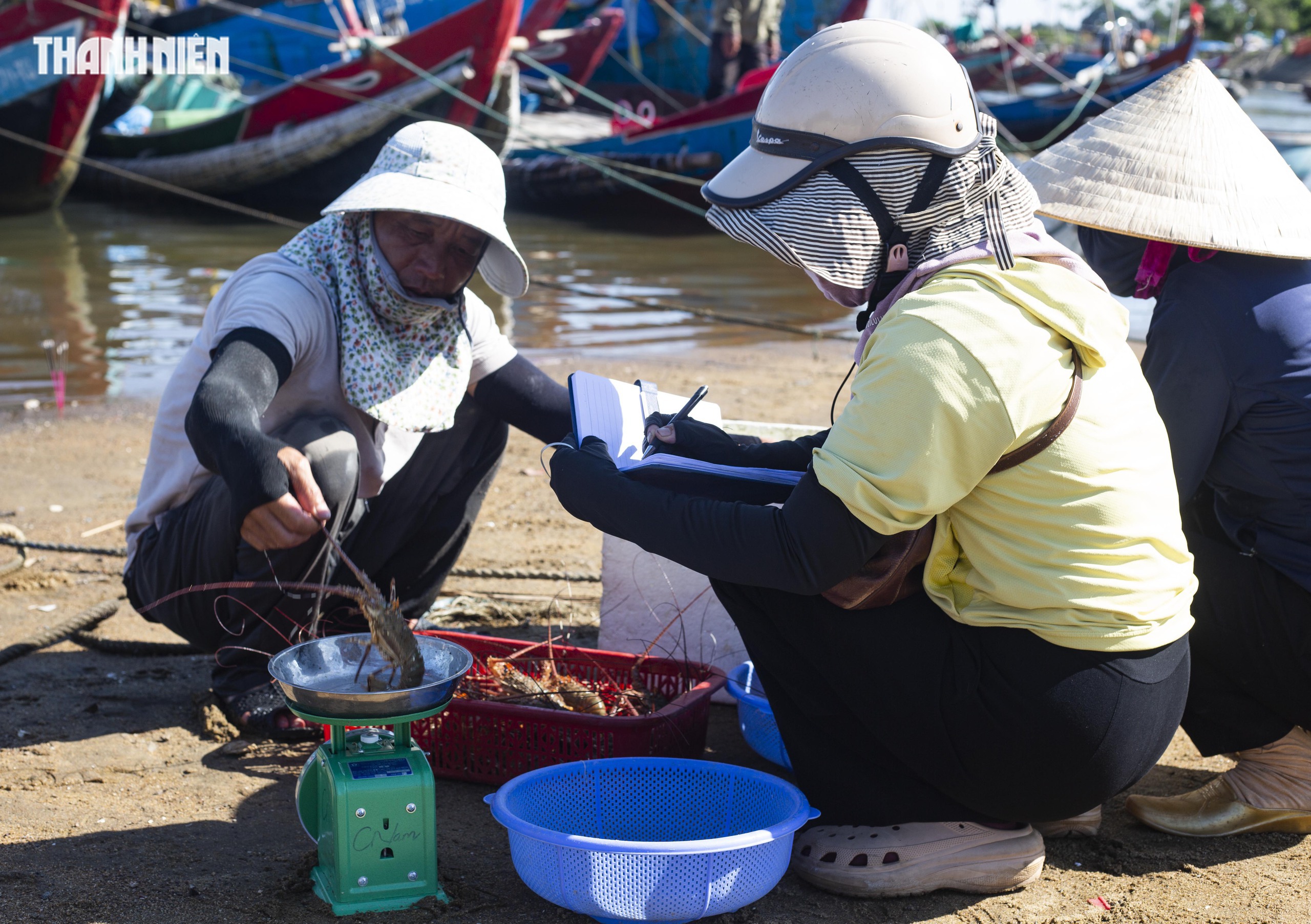 Chợ c&aacute; Cửa T&ugrave;ng tấp nập mỗi chiều, du kh&aacute;ch 'canh giờ' săn hải sản tươi r&oacute;i- Ảnh 6.