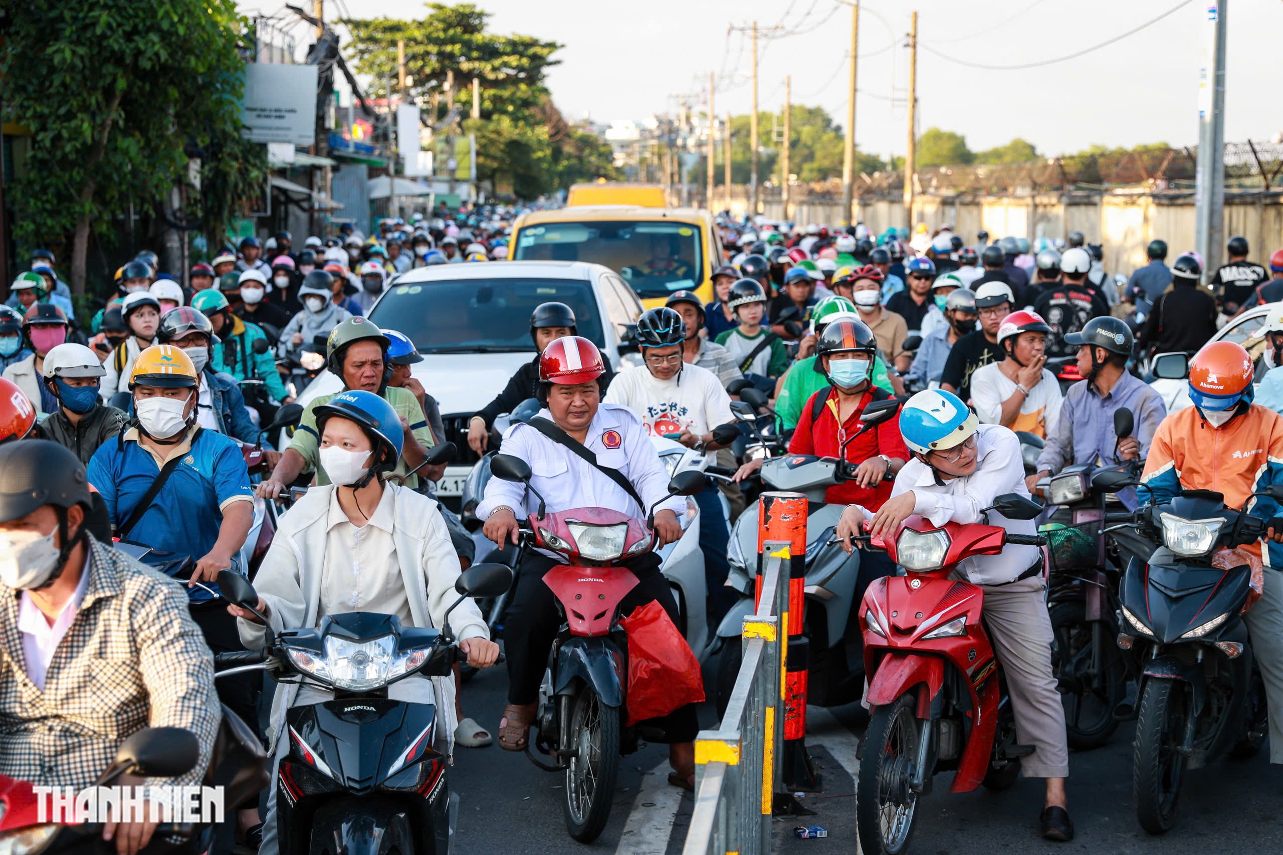Cửa ng&otilde; s&acirc;n bay T&acirc;n Sơn Nhất kẹt xe triền mi&ecirc;n, TP.HCM t&iacute;nh đ&oacute;ng nhiều giao lộ - Ảnh 4.