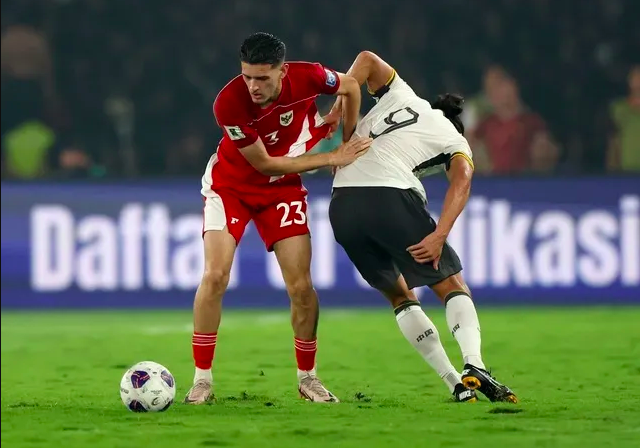 Thầy Kim lấy sổ ghi ch&eacute;p mọi số liệu c&aacute;c đối thủ tại AFF Cup, ai đ&aacute;ng sợ nhất?
- Ảnh 3.