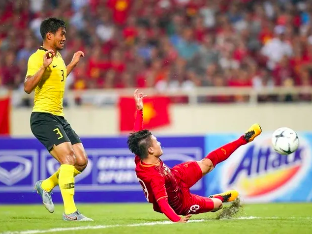 Thầy Kim lấy sổ ghi ch&eacute;p mọi số liệu c&aacute;c đối thủ tại AFF Cup, ai đ&aacute;ng sợ nhất?
- Ảnh 1.
