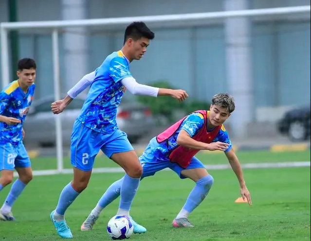 &lsquo;T&ograve;a th&aacute;p&rsquo; 1,95 m Quang Kiệt v&agrave; &lsquo;m&aacute;y tạt b&oacute;ng&rsquo; Tuấn T&agrave;i liệu c&oacute; cơ hội ở đội tuyển Việt Nam?
- Ảnh 2.