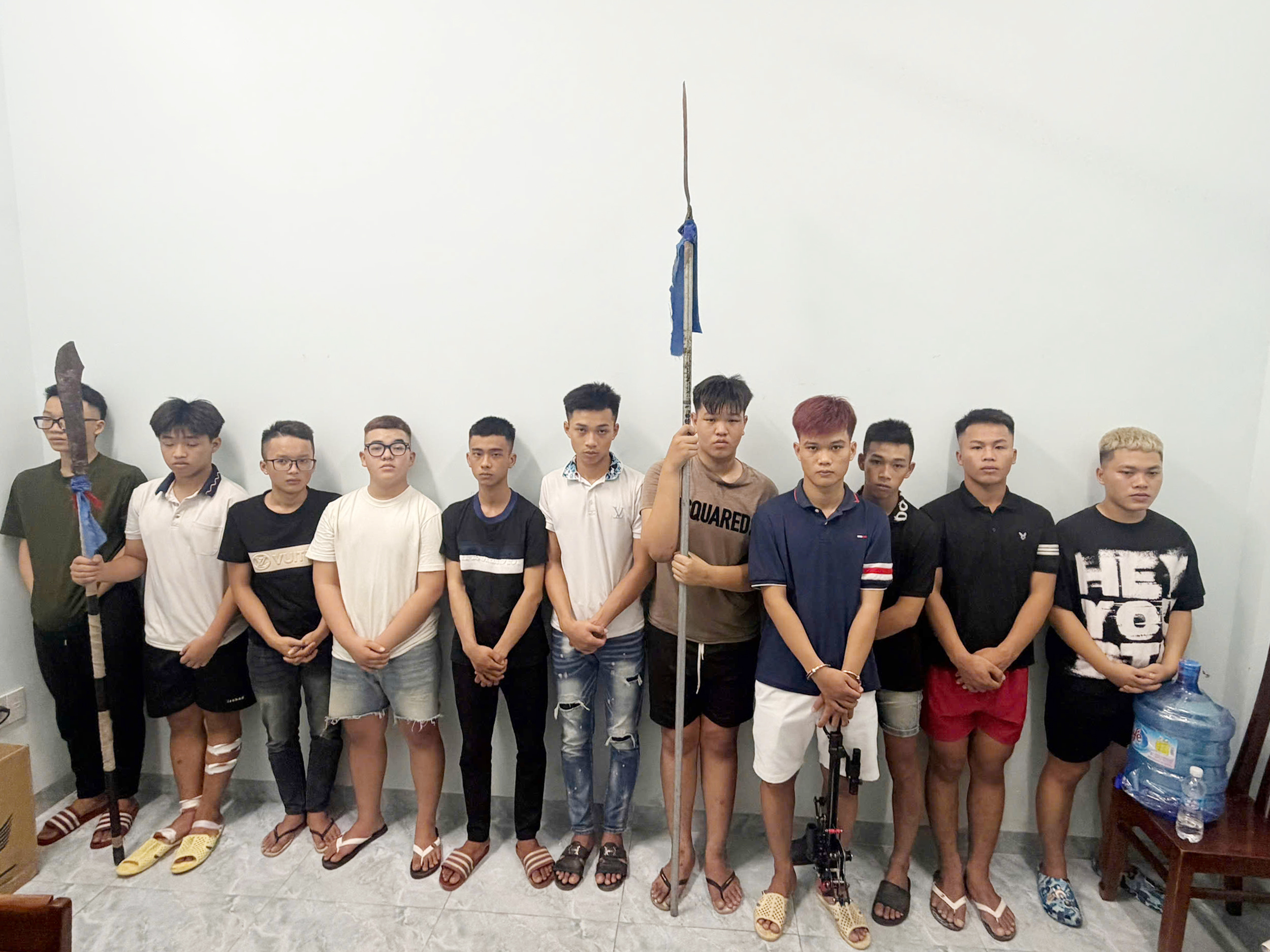Bắt 12 thanh niên mang hung khí gây náo loạn Quy Nhơn- Ảnh 1.