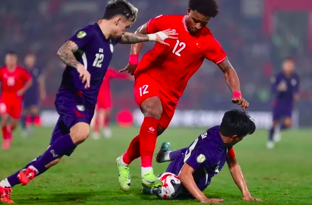 Thầy Kim lấy sổ ghi ch&eacute;p mọi số liệu c&aacute;c đối thủ tại AFF Cup, ai đ&aacute;ng sợ nhất?
- Ảnh 2.