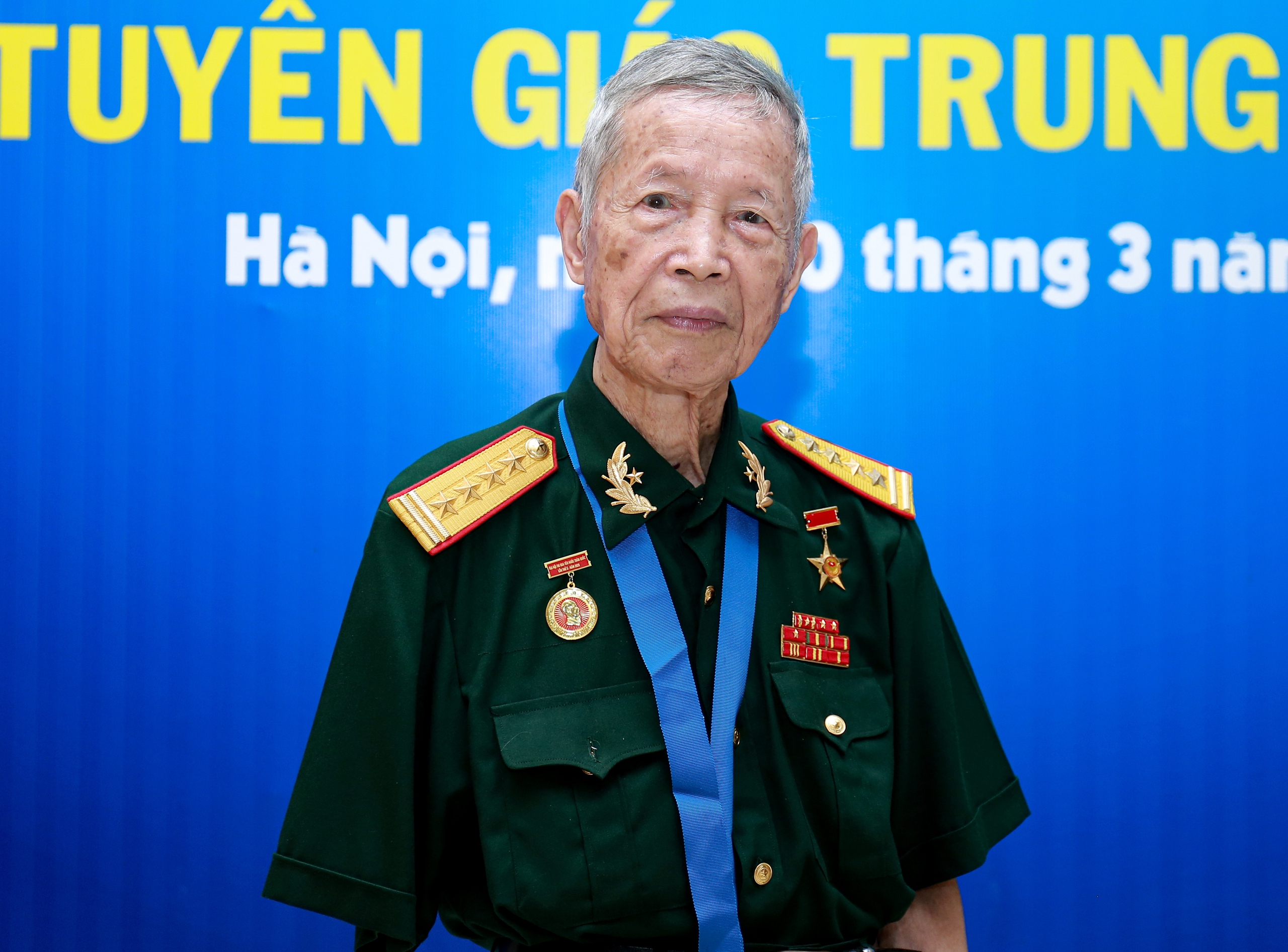 K&yacute; ức b&igrave;nh dị về Anh h&ugrave;ng La Văn Cầu- Ảnh 1.