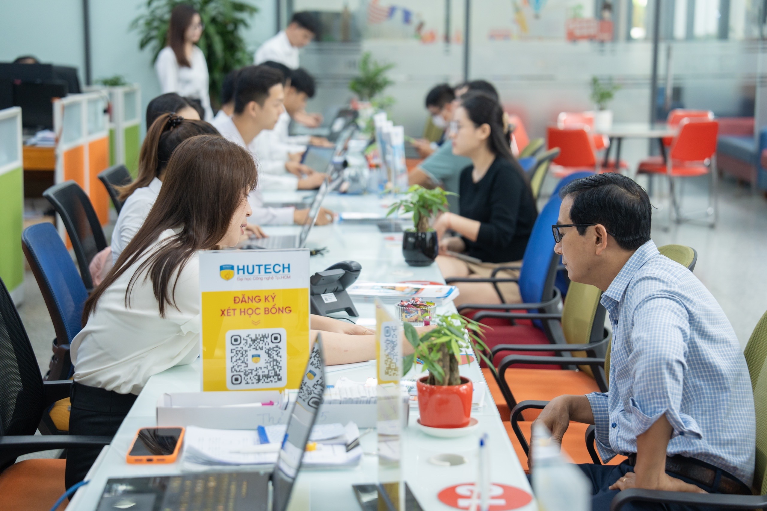 HUTECH c&ocirc;ng bố ch&iacute;nh s&aacute;ch học ph&iacute;, triển khai học bổng đến 100% to&agrave;n kh&oacute;a - Ảnh 1.