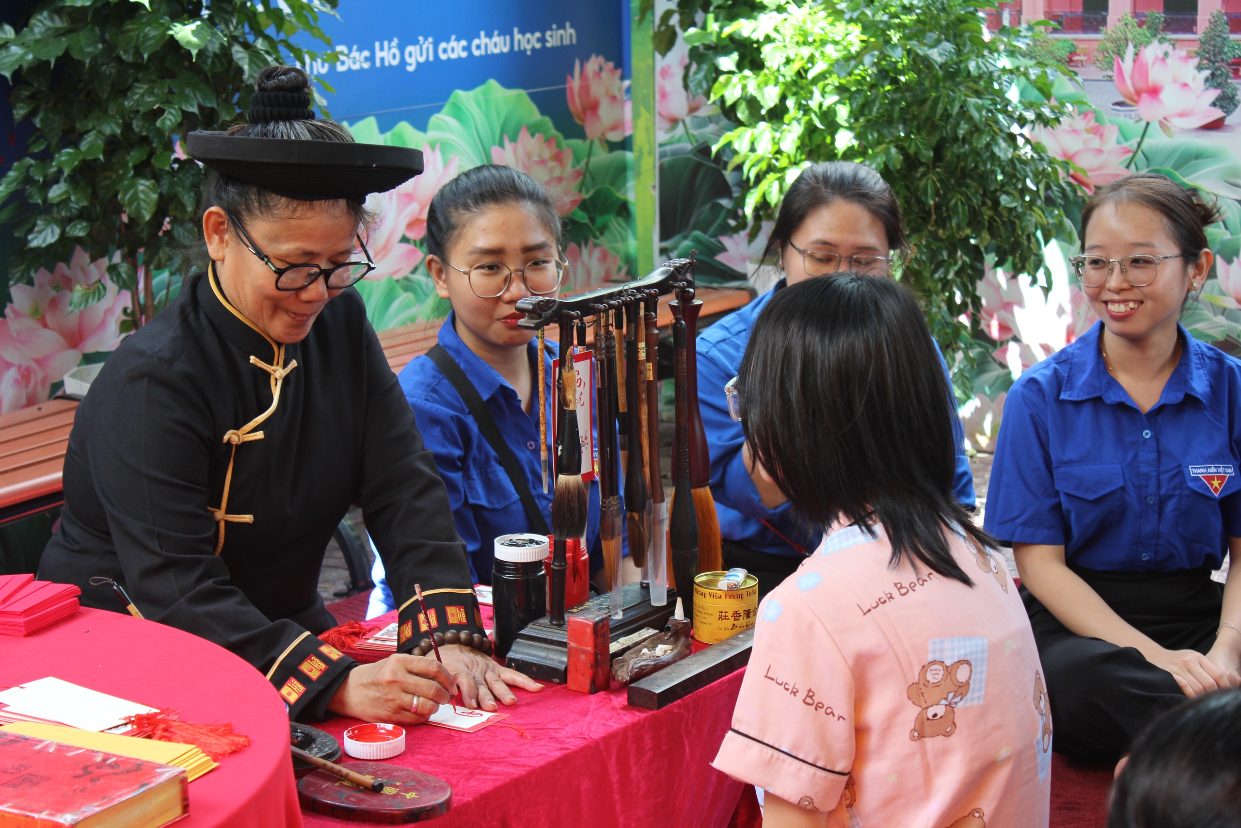 Xếp h&agrave;ng l&agrave;m b&aacute;nh d&acirc;n gian ở ng&agrave;y hội Em y&ecirc;u văn h&oacute;a Việt - Ảnh 14.
