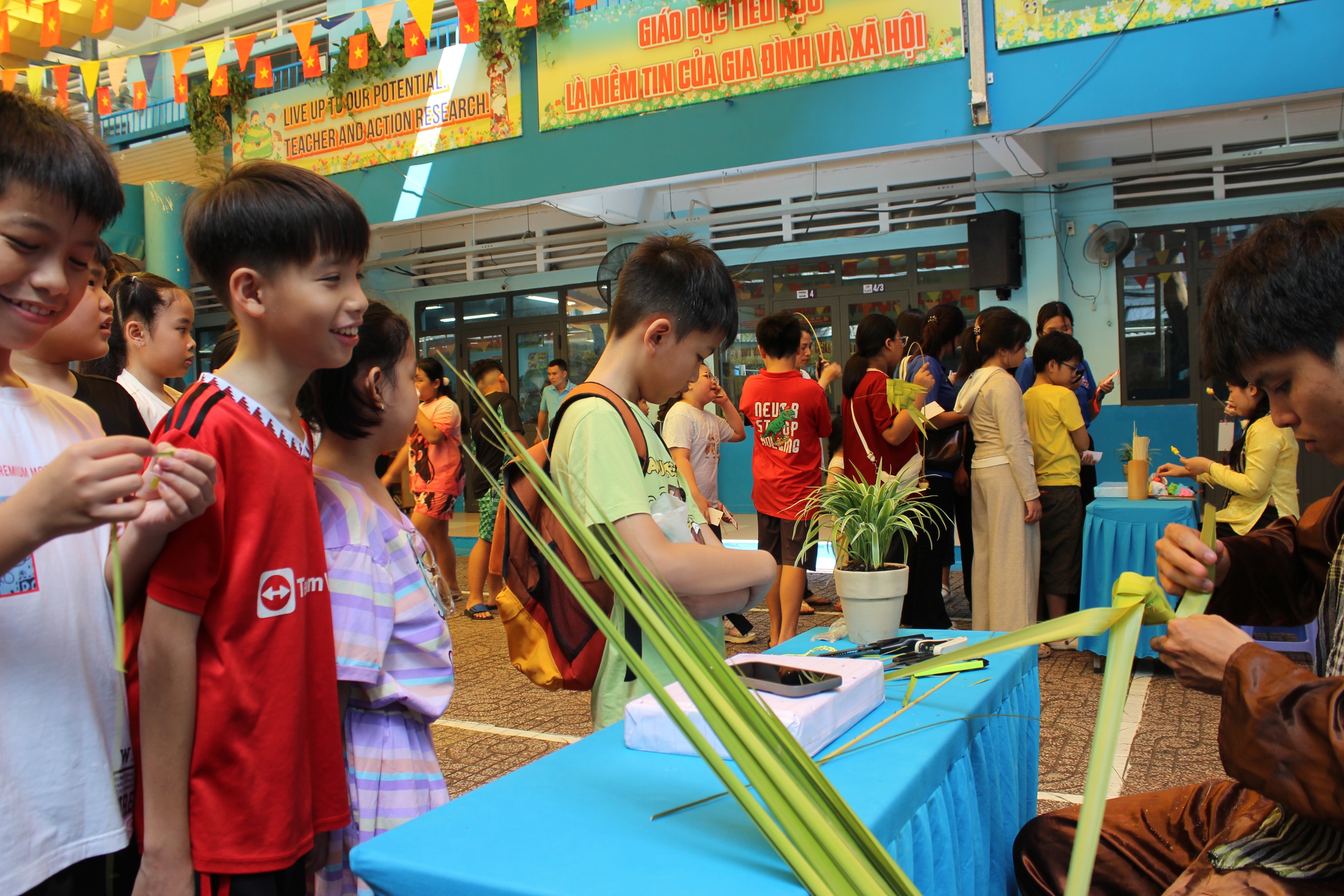 Xếp h&agrave;ng l&agrave;m b&aacute;nh d&acirc;n gian ở ng&agrave;y hội Em y&ecirc;u văn h&oacute;a Việt - Ảnh 10.
