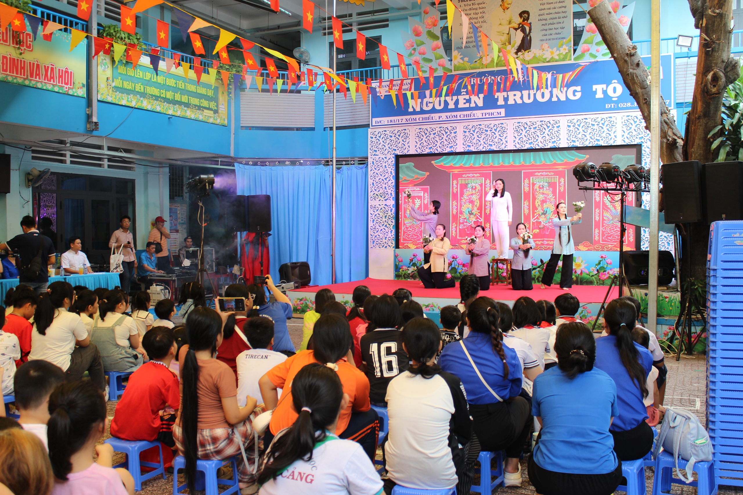 Xếp h&agrave;ng l&agrave;m b&aacute;nh d&acirc;n gian ở ng&agrave;y hội Em y&ecirc;u văn h&oacute;a Việt - Ảnh 5.